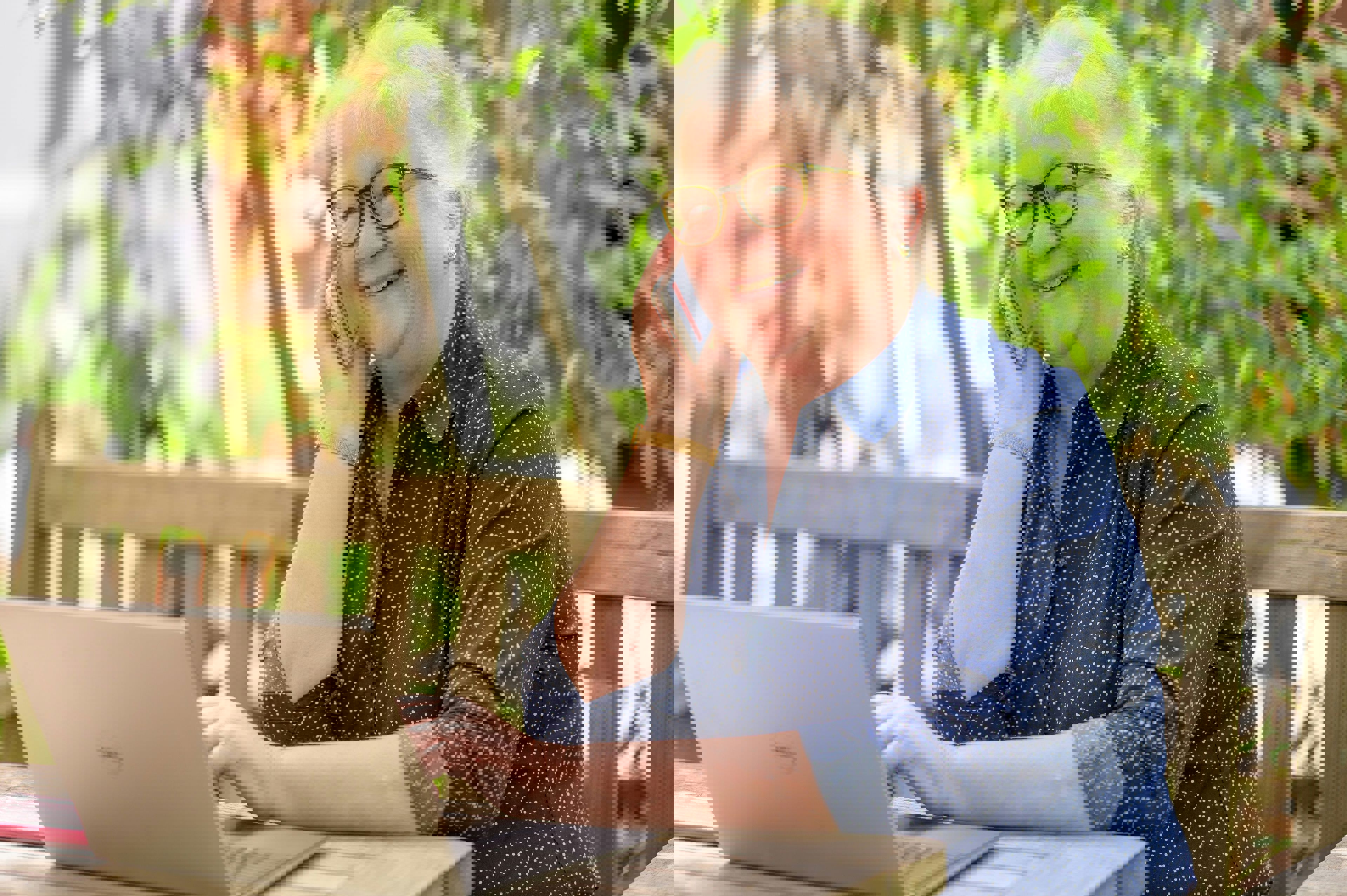 Dame taler telefon og arbejder ved pc