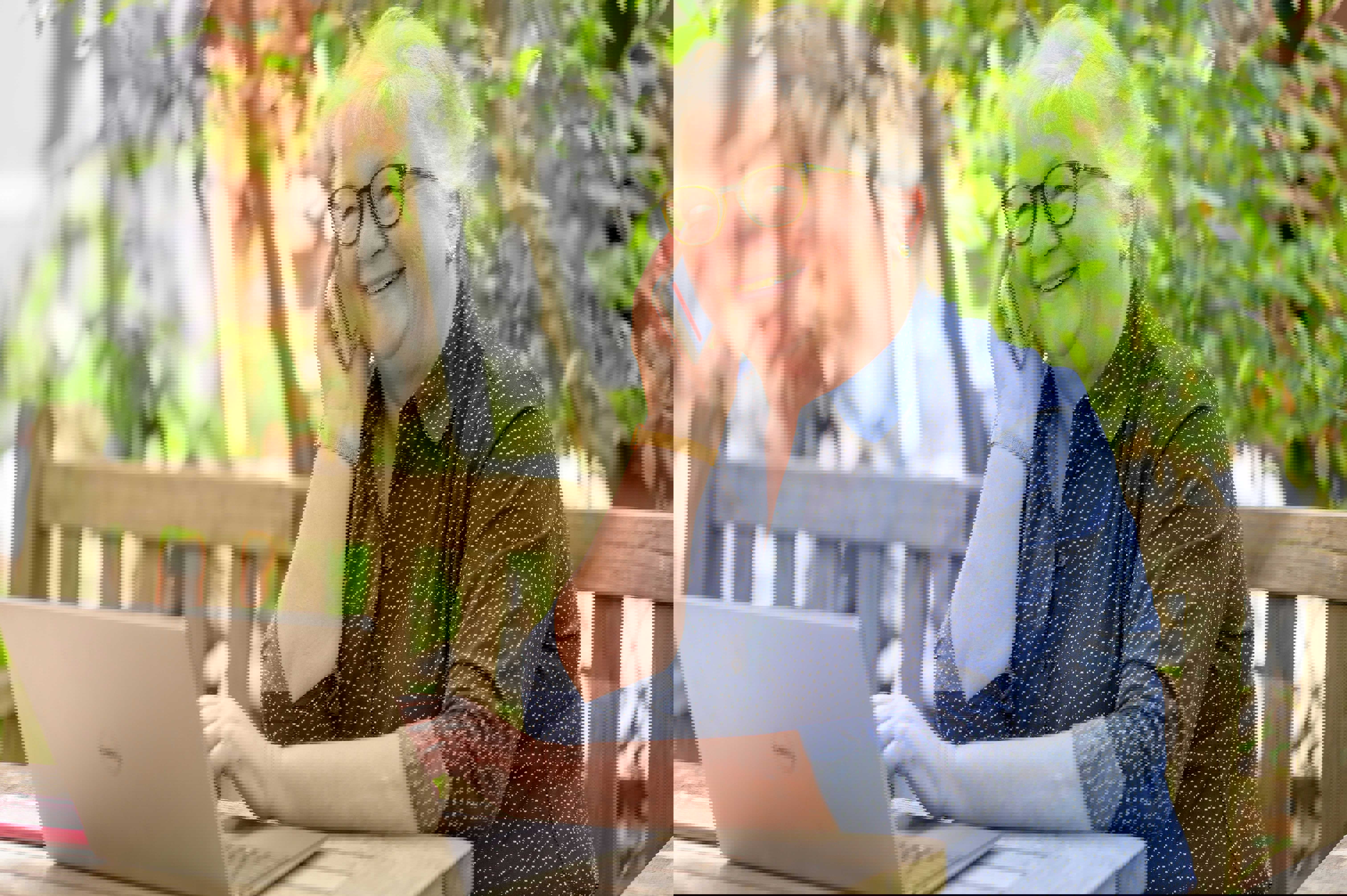 Dame taler telefon og arbejder ved pc