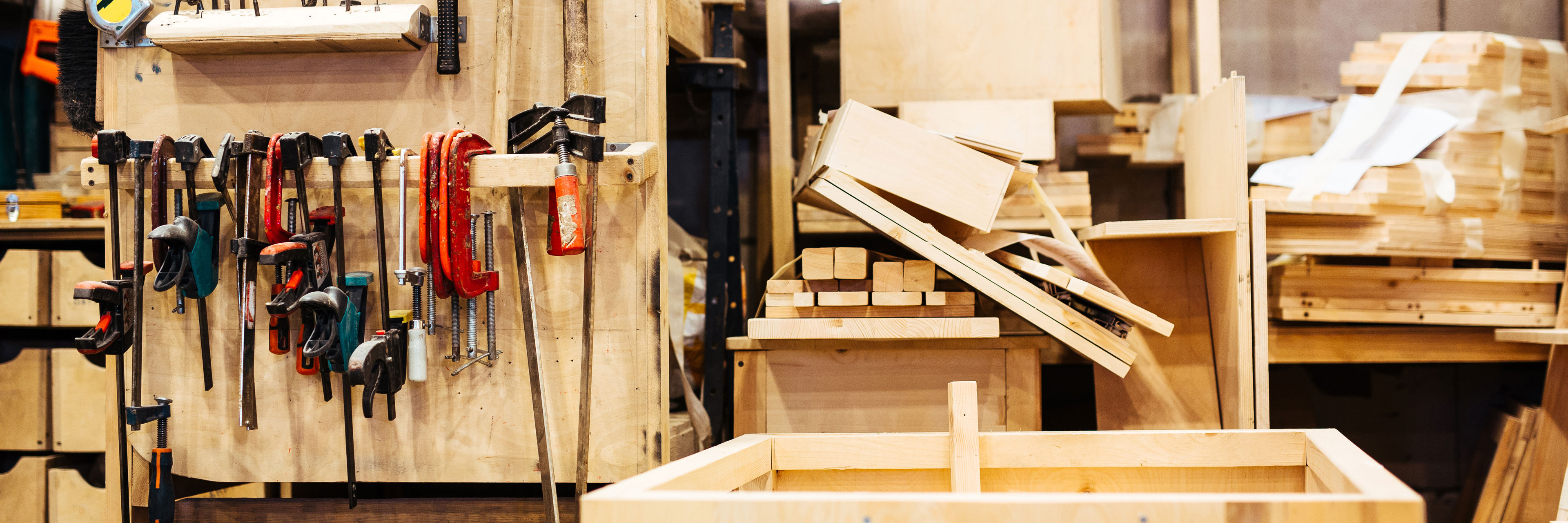 Værksted med værktøj hængende på væggen