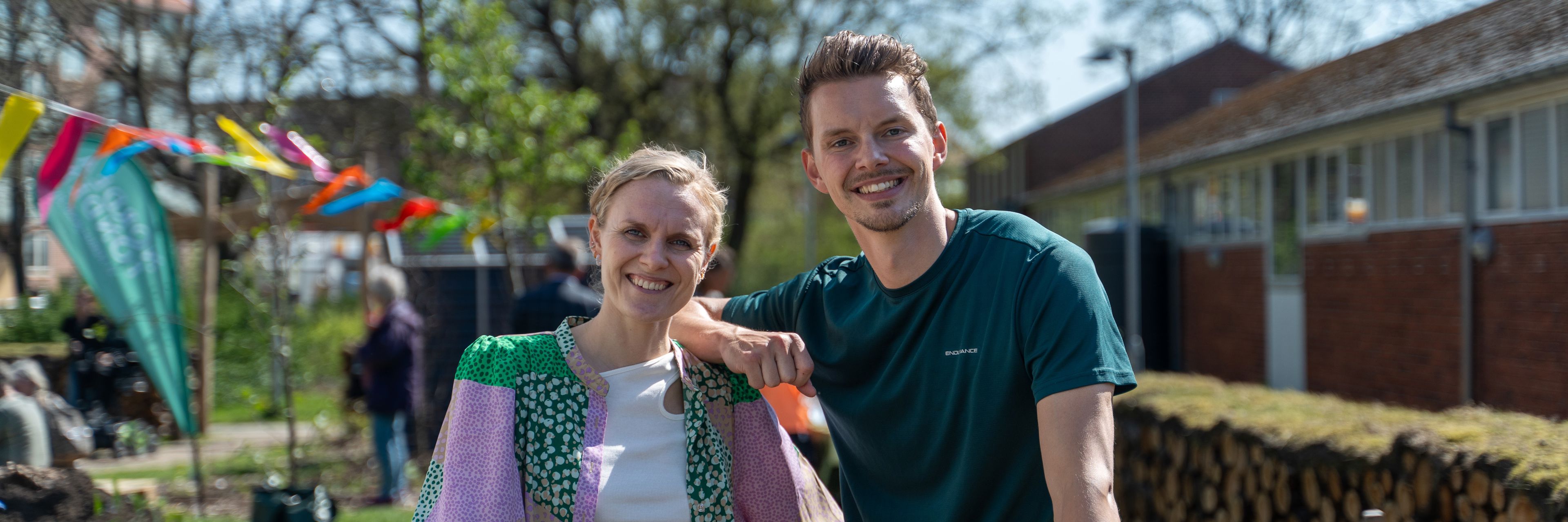 Kvinde og mand smilende i solskin