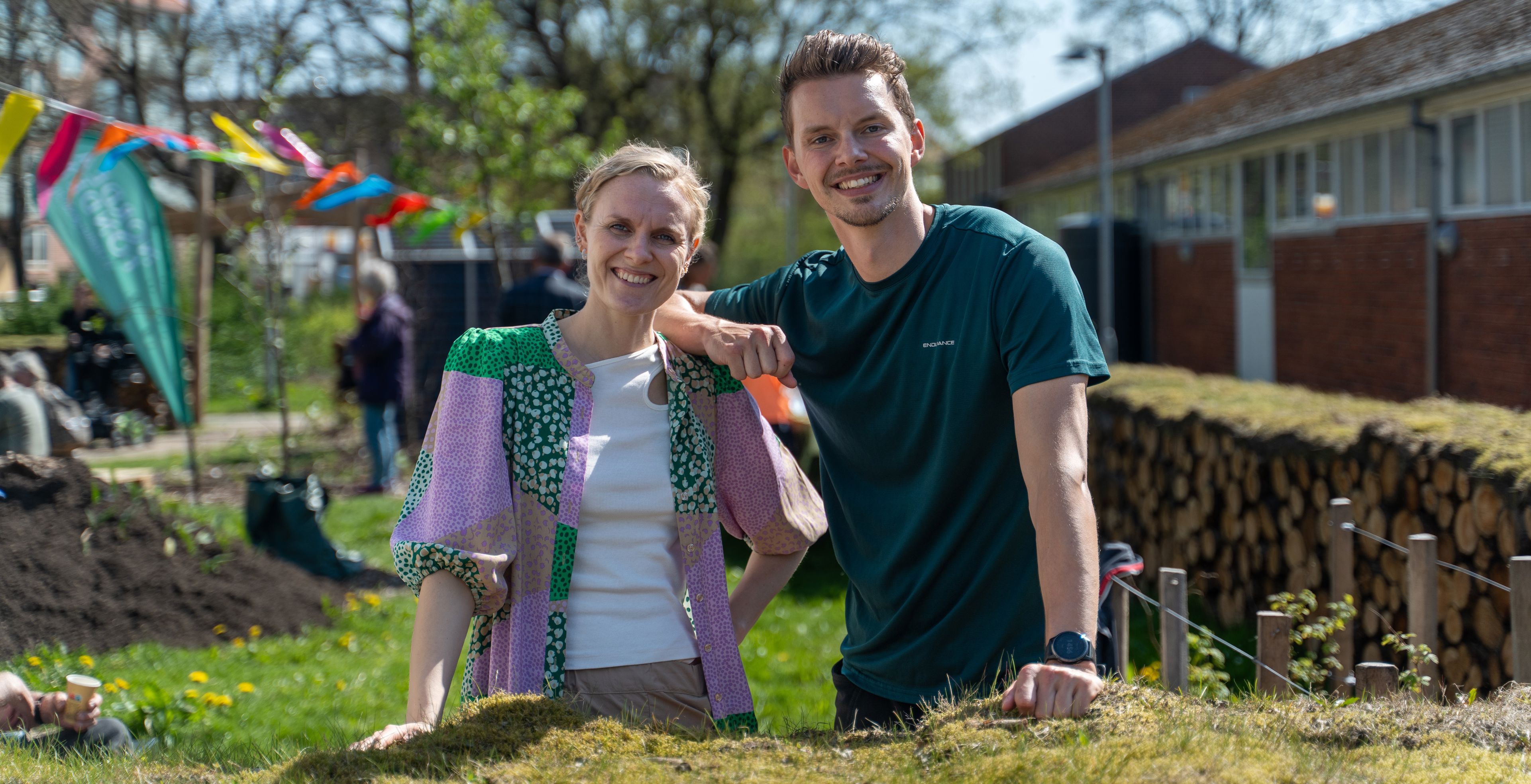 Kvinde og mand smilende i solskin