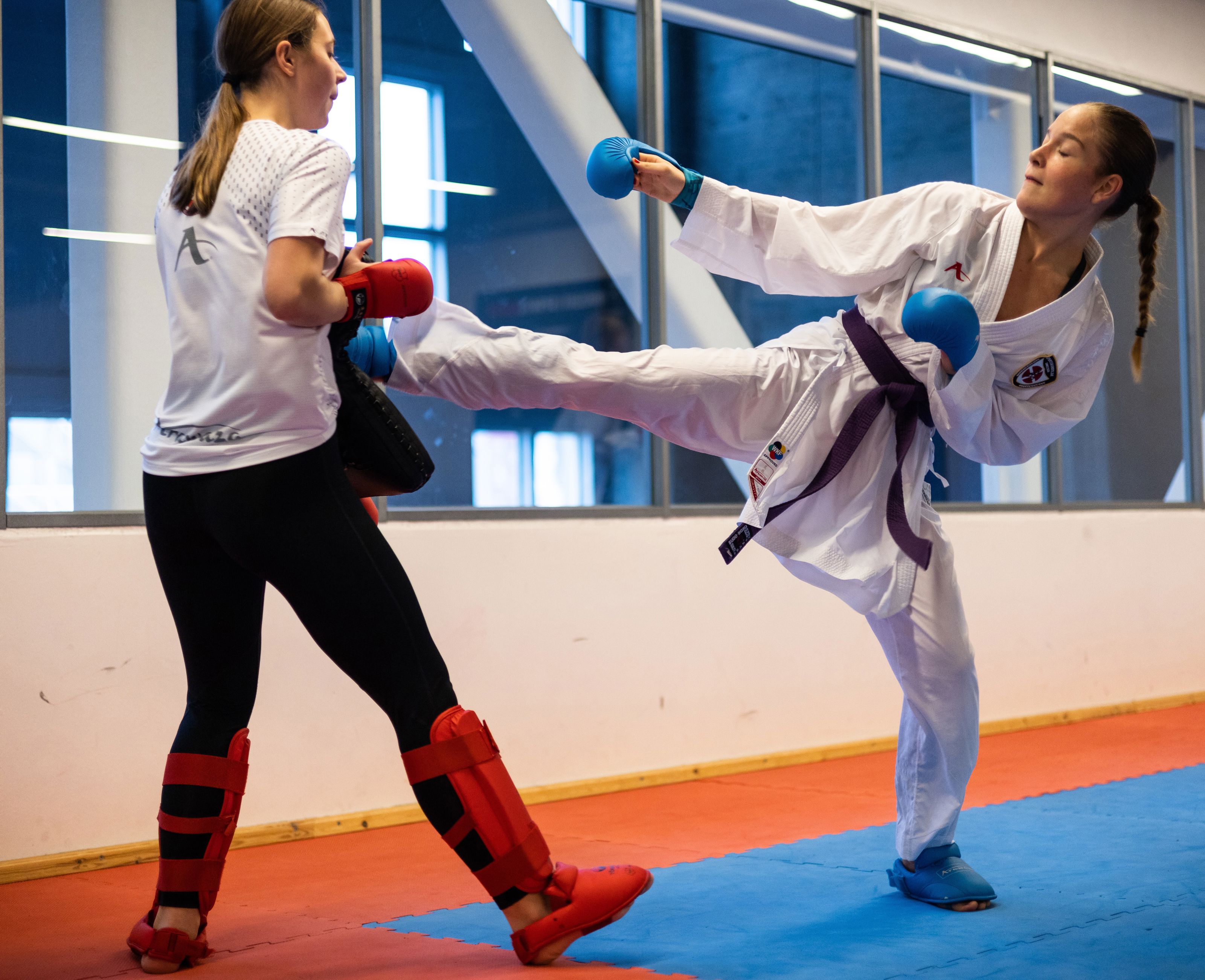 2 piger, der kæmper i karate