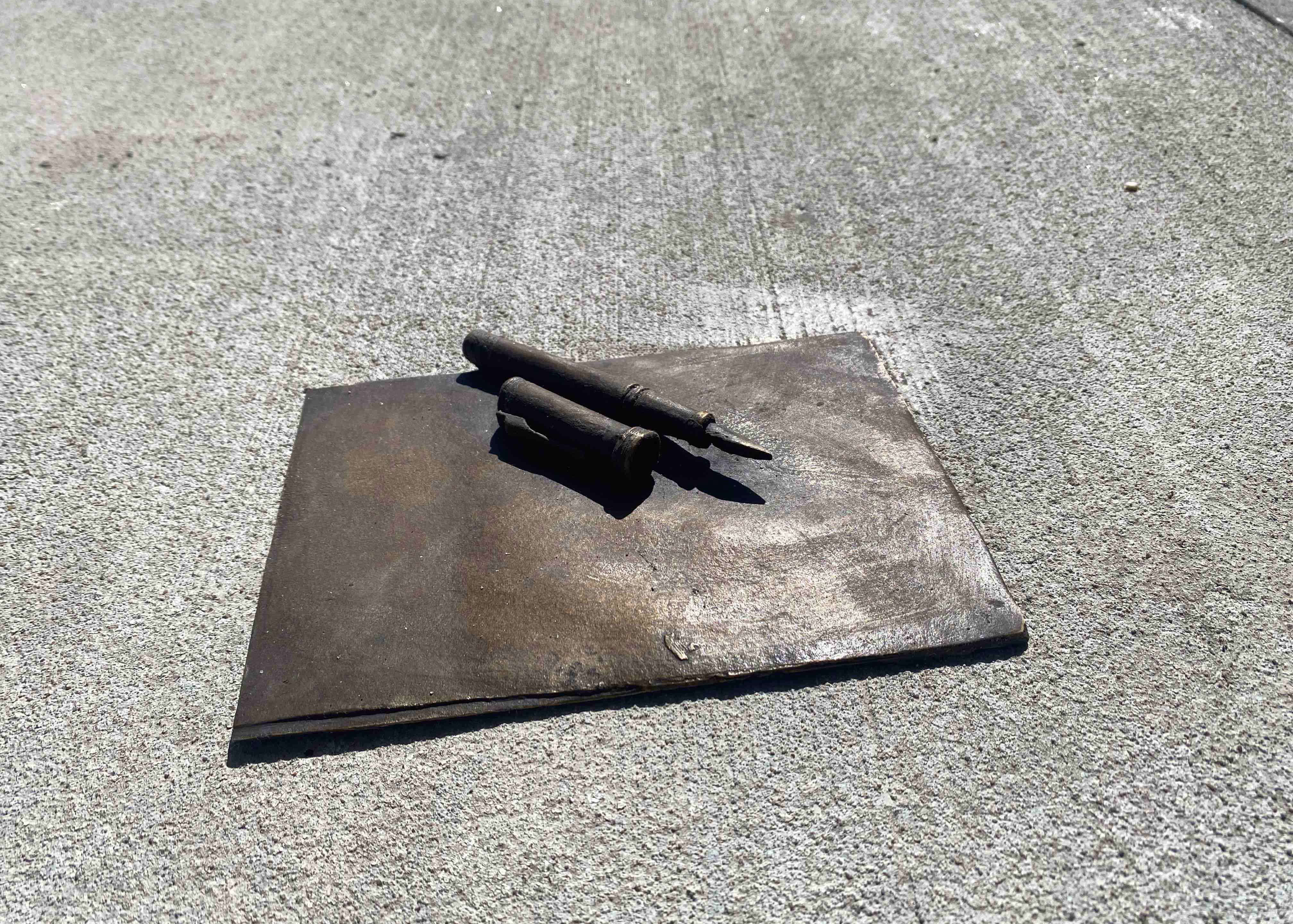 Messingfigur af pen og papir