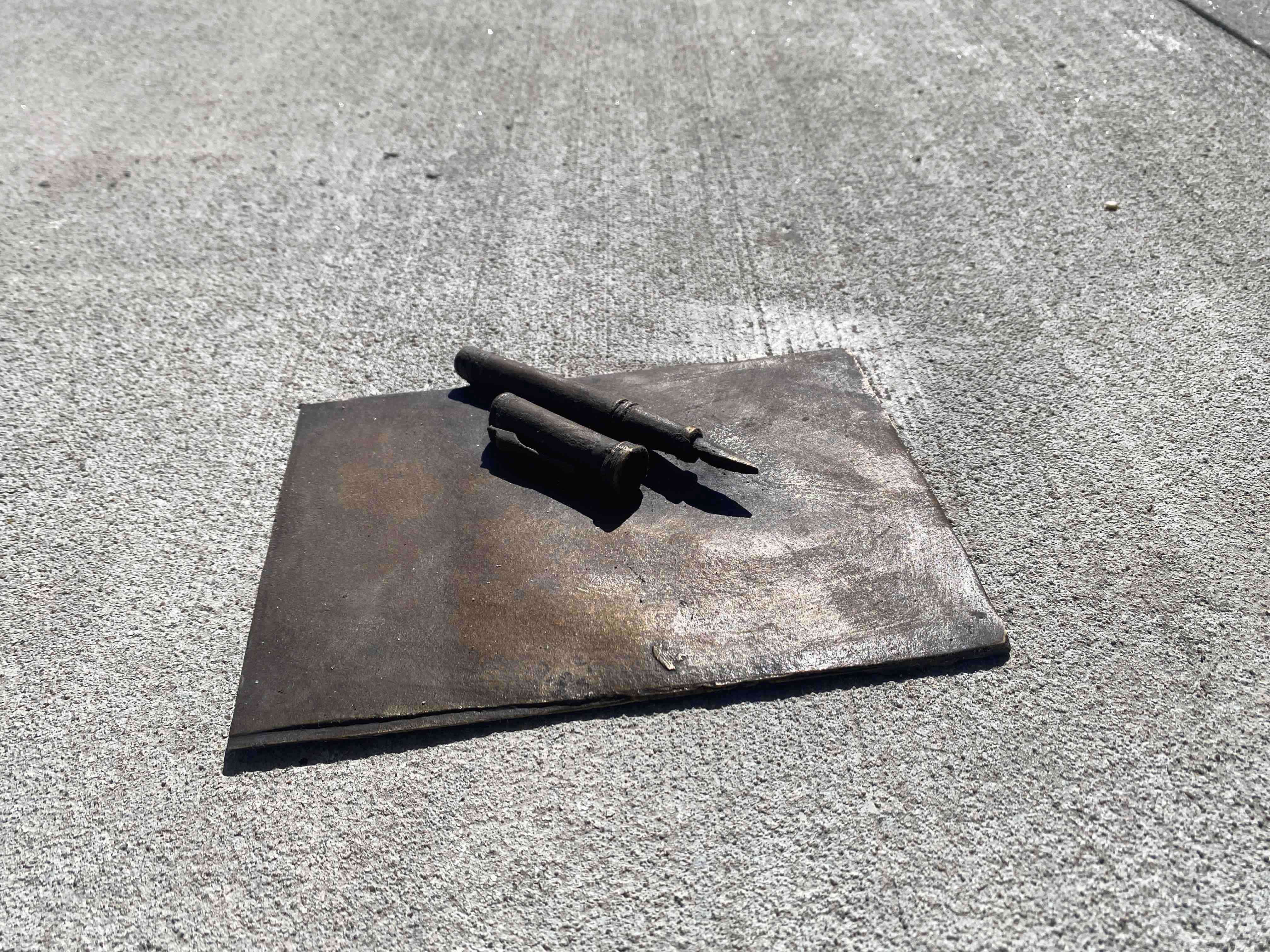 Messingfigur af pen og papir