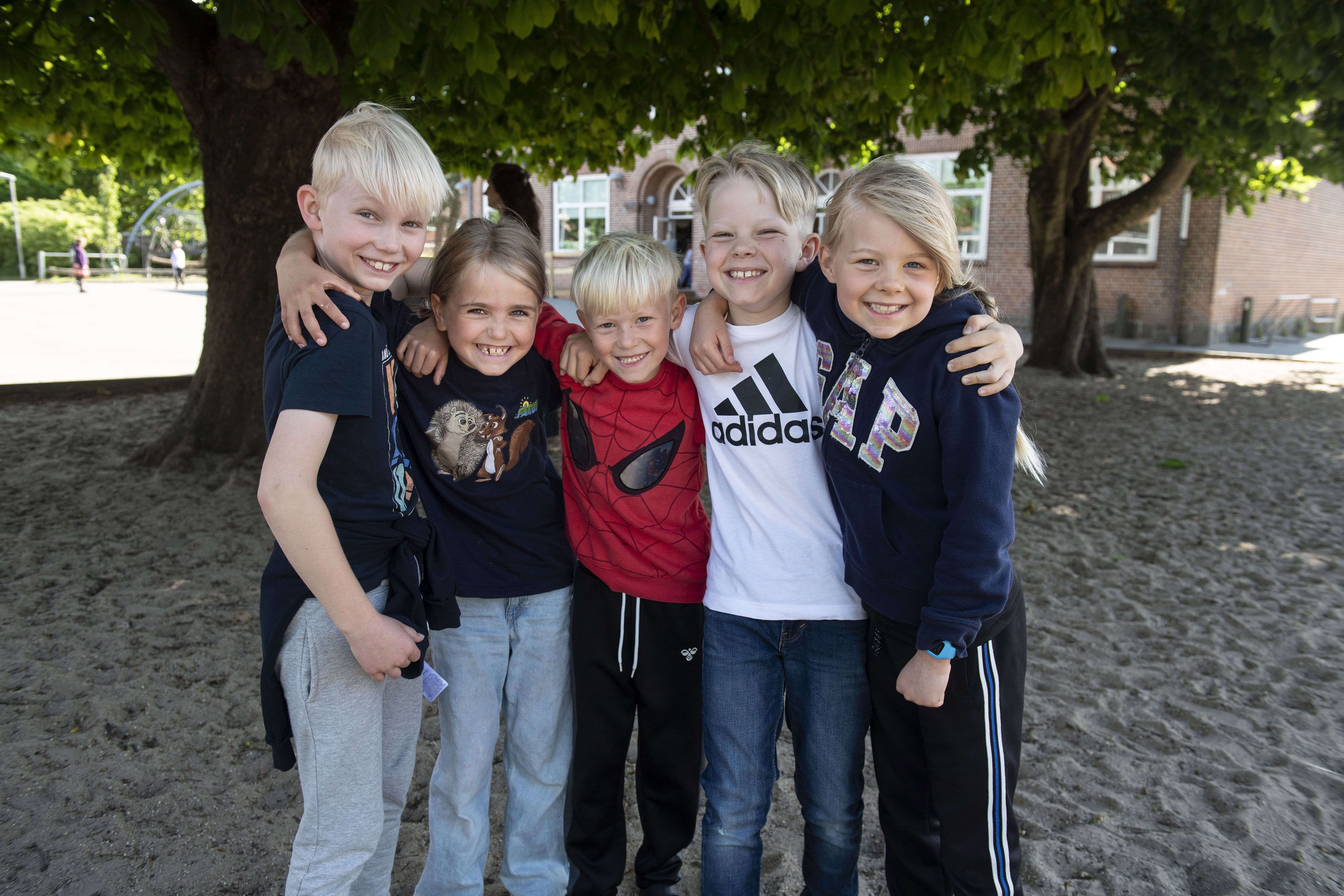 Børn der står sammen i skolegården