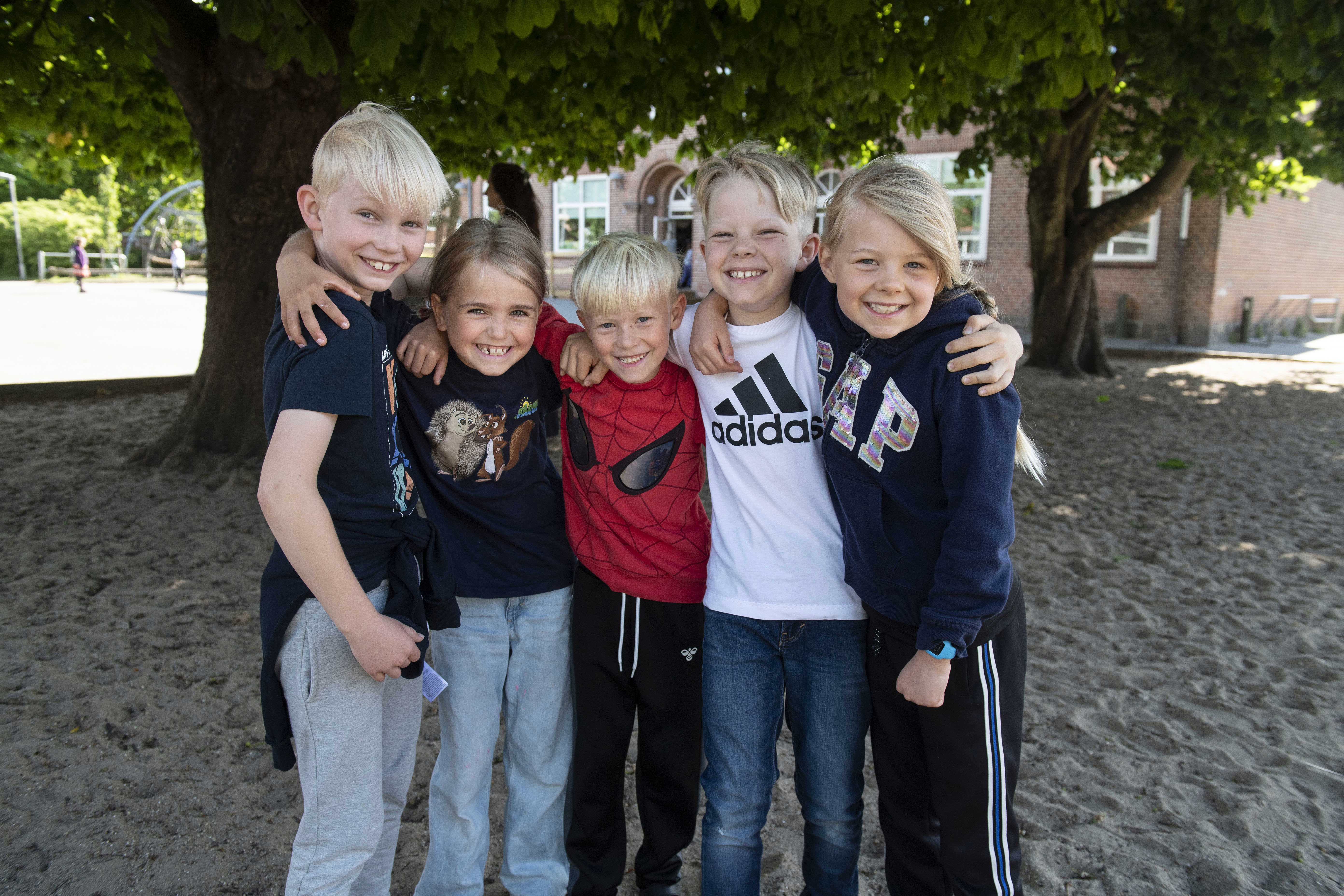 Børn der står sammen i skolegården