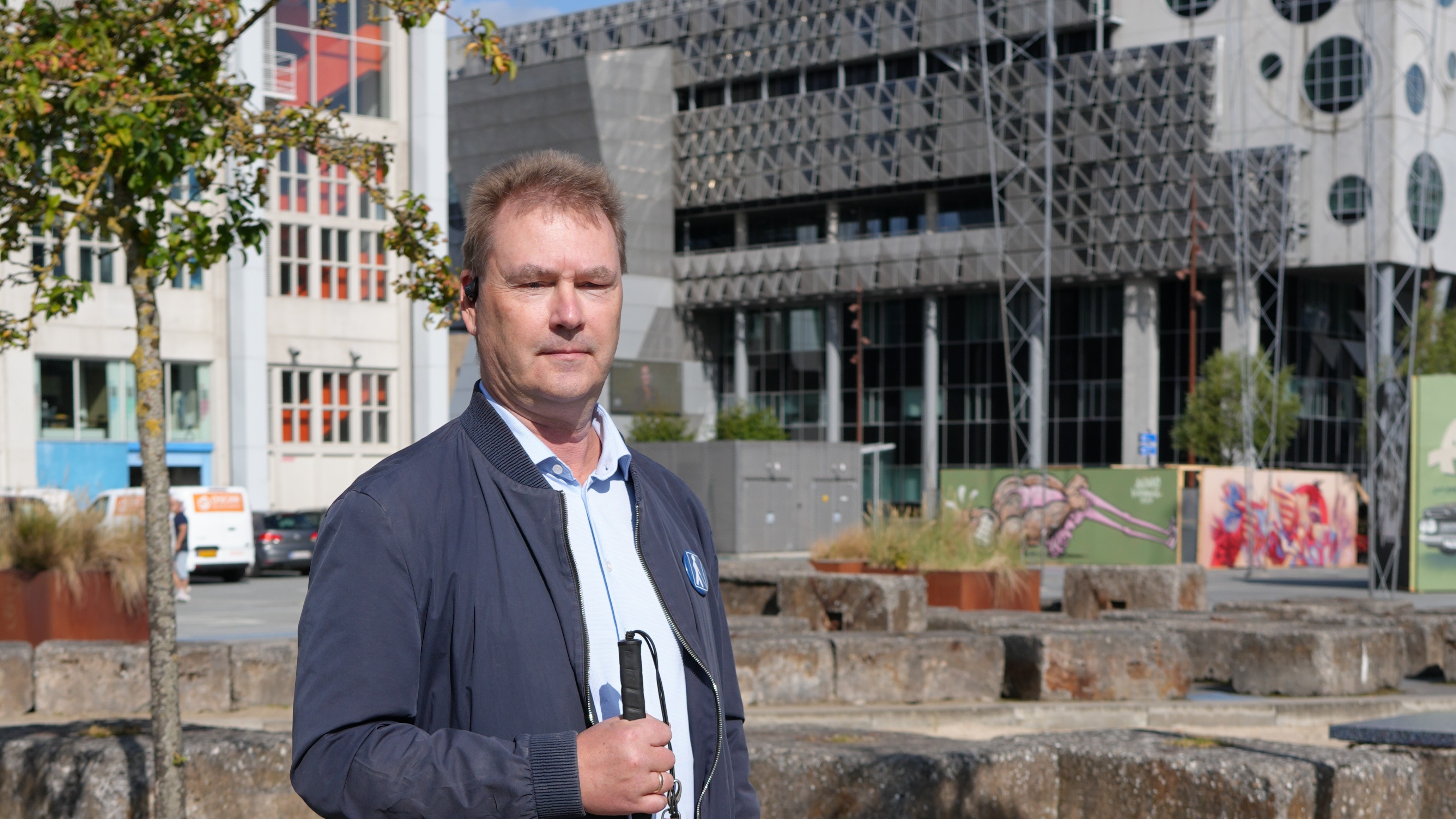 Torben Frederiksen foran Nordkraft og musikken hus. Torben er medlem af handicaprådet i Aalborg kommune.