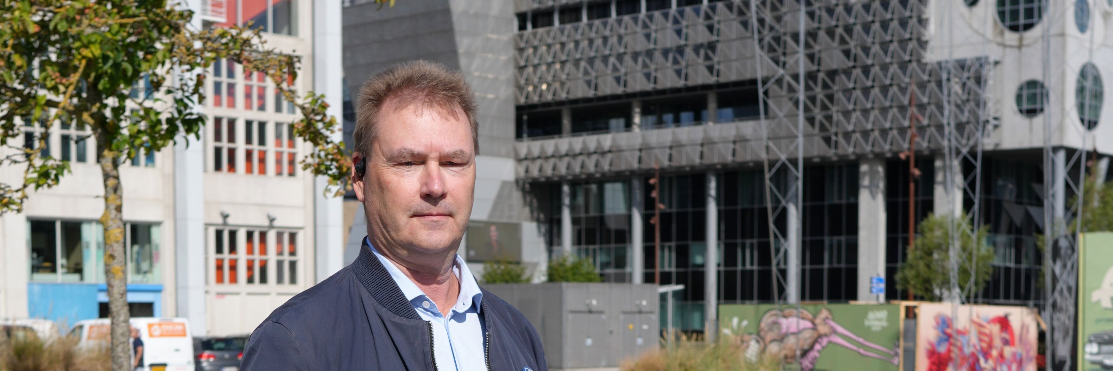 Torben Frederiksen foran Nordkraft og musikken hus. Torben er medlem af handicaprådet i Aalborg kommune.