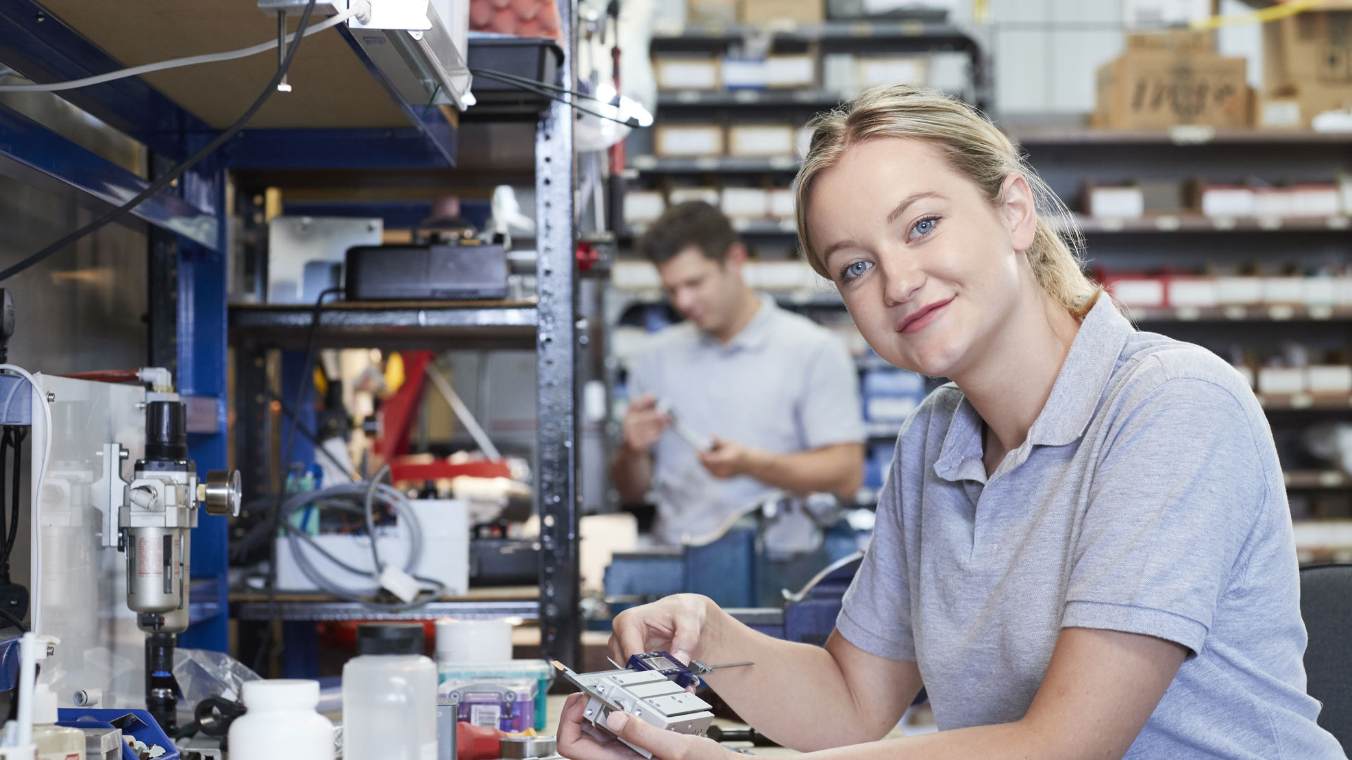 Kvinde står ved værkstøjsbord