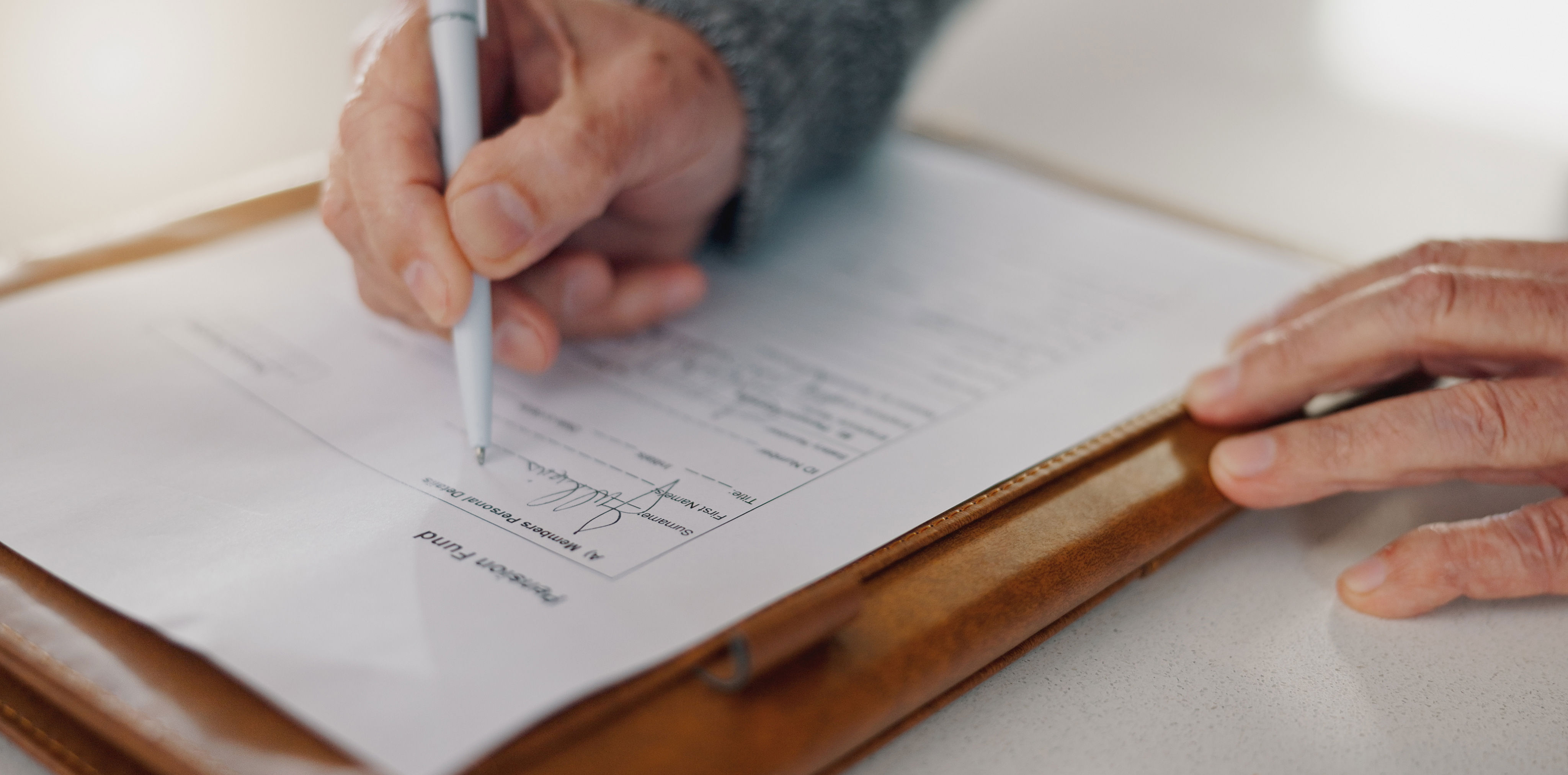 Hånd, der underskriver aftale