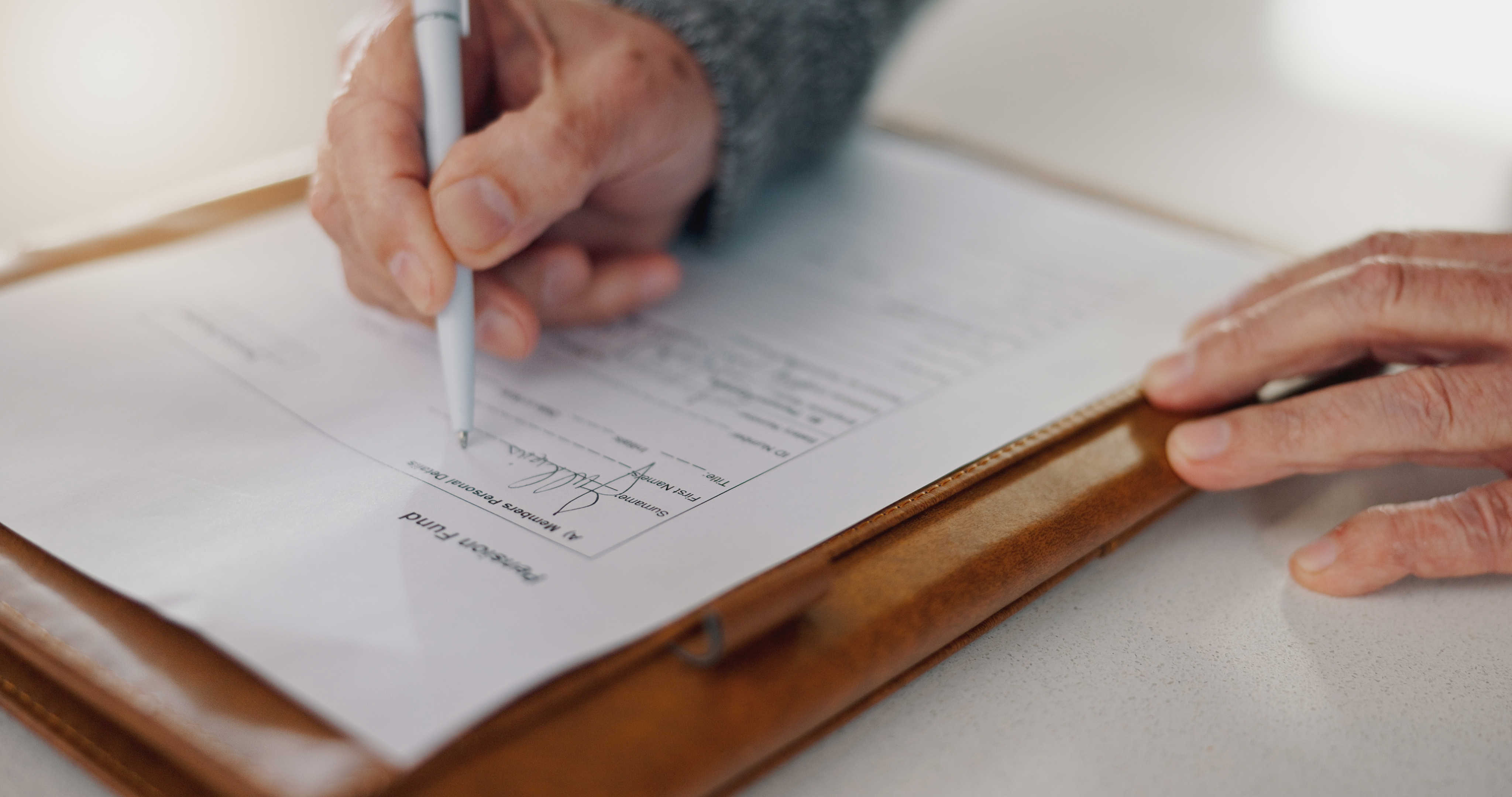 Hånd, der underskriver aftale