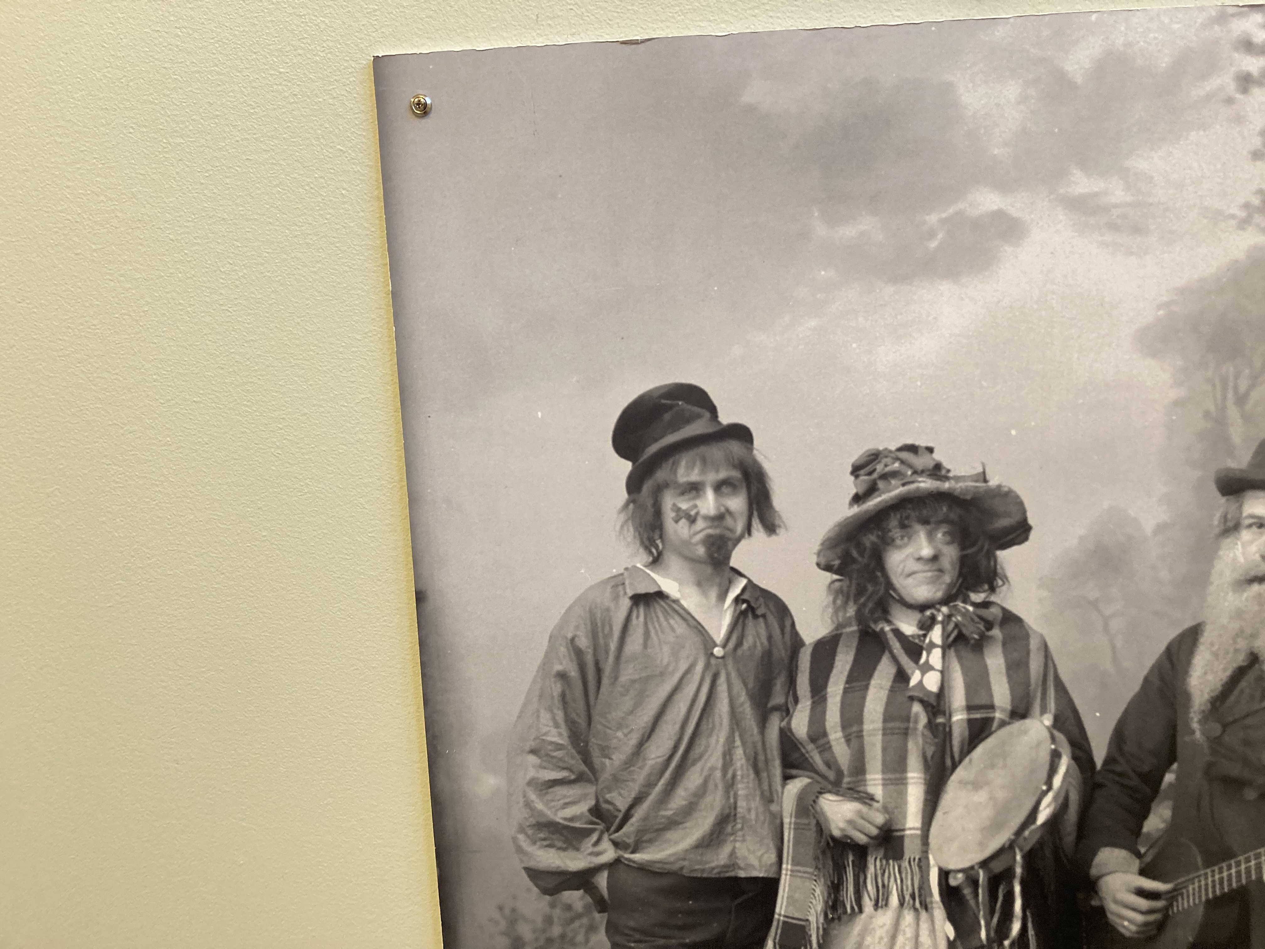 Gammel sort/hvid foto af 3 mænd i karnevalskostume fra 1891, Billedet er en del af Aalborg Stadsarkivs samling.