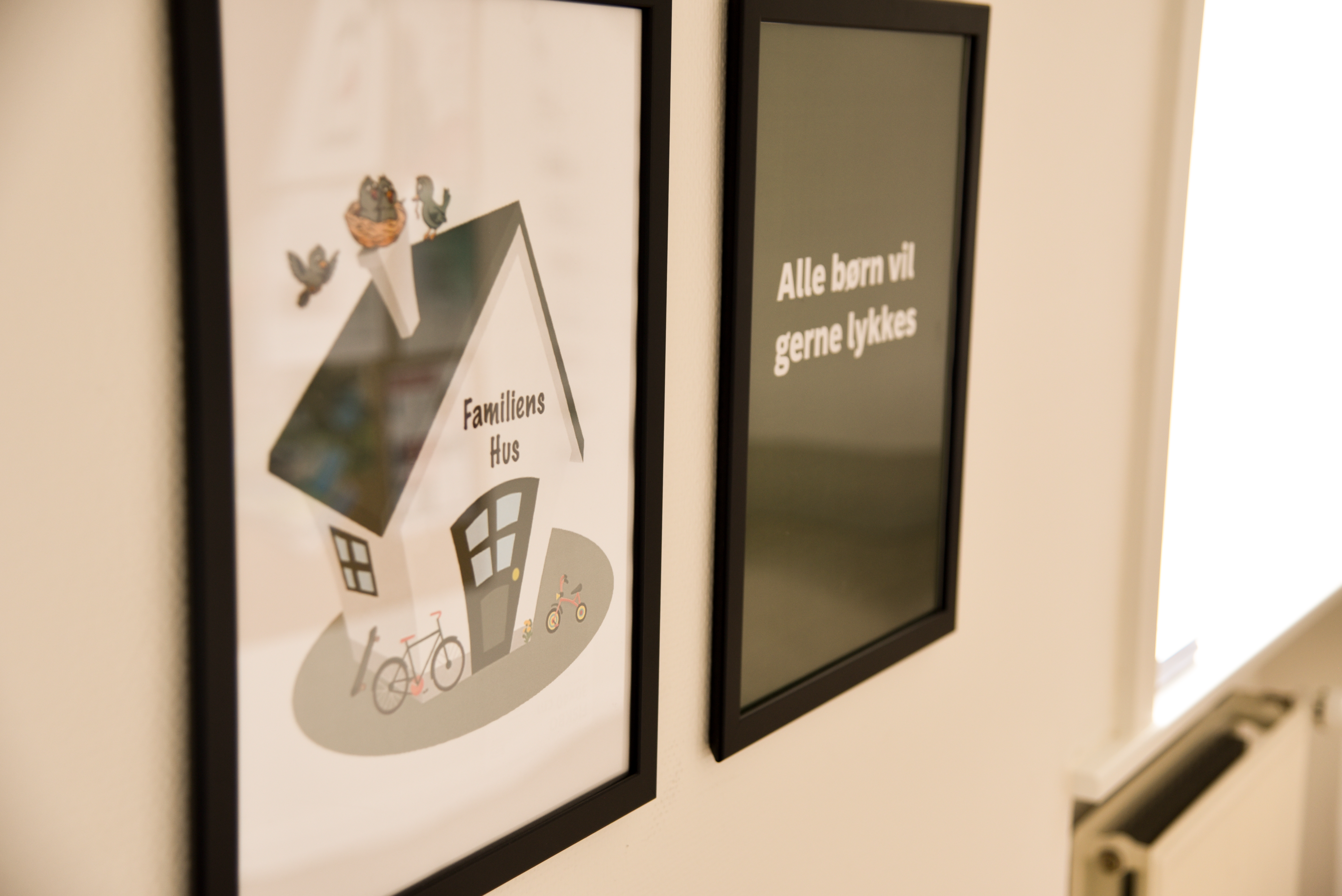 Billeder i rammer med Familiens Hus logo