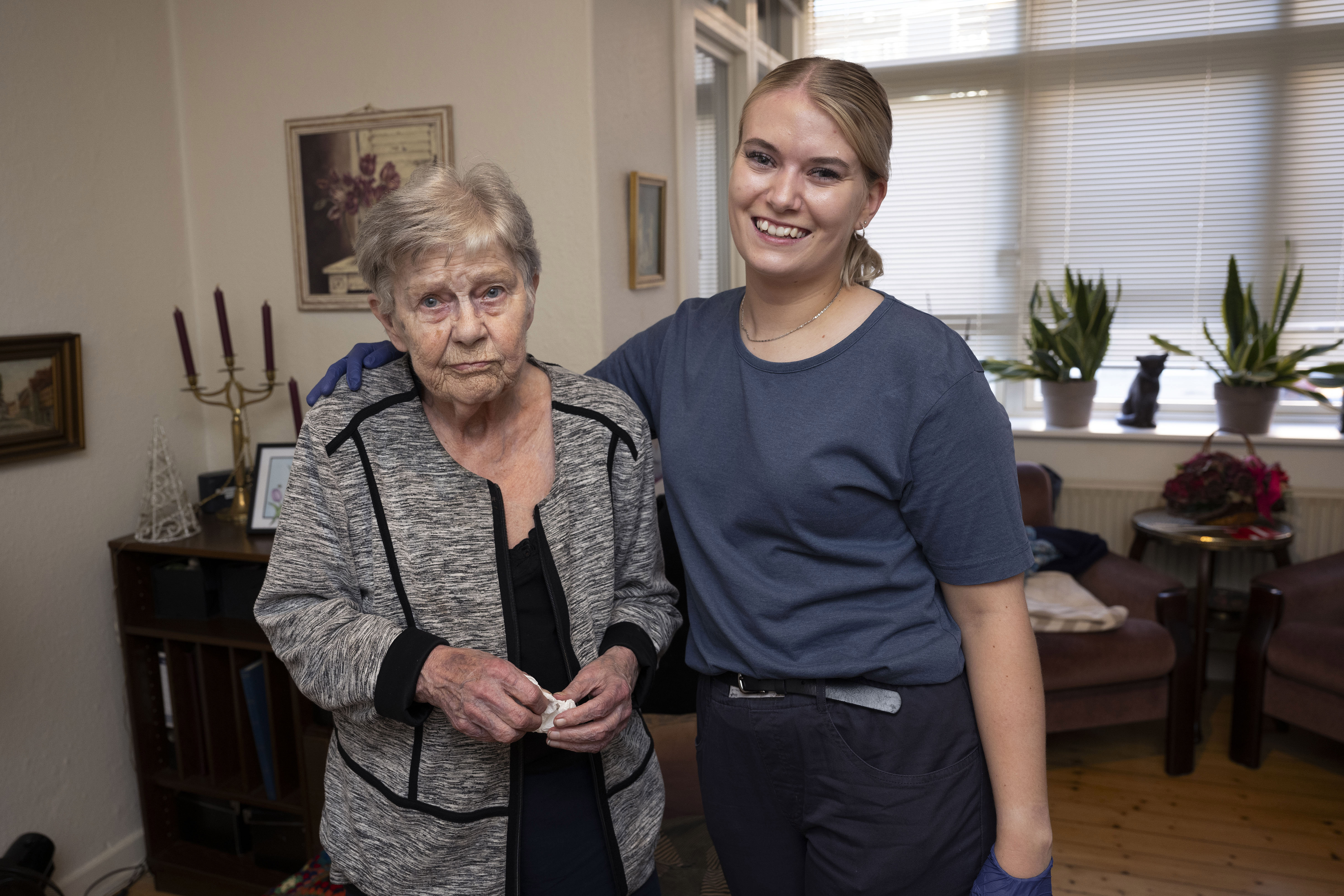 Medarbejder med armen om borger