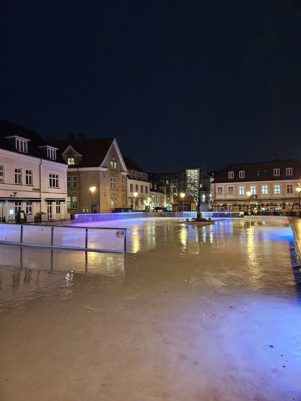 Skøjtebanen ved aftenstid