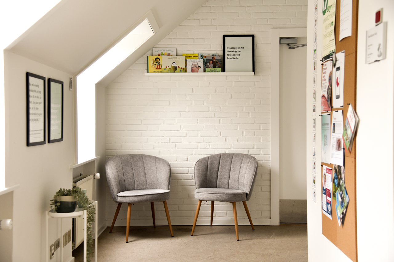 To stole, der står op af væg i venteværelse