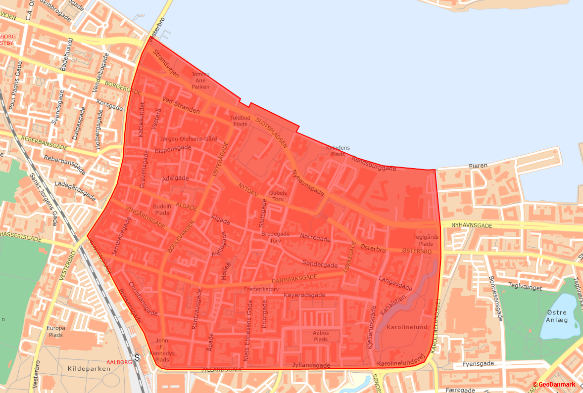 Oversigtskort over det område i Aalborg Midtby, hvor der opkræves en afgift for råden over vejareal i forbindelse med udeservering.