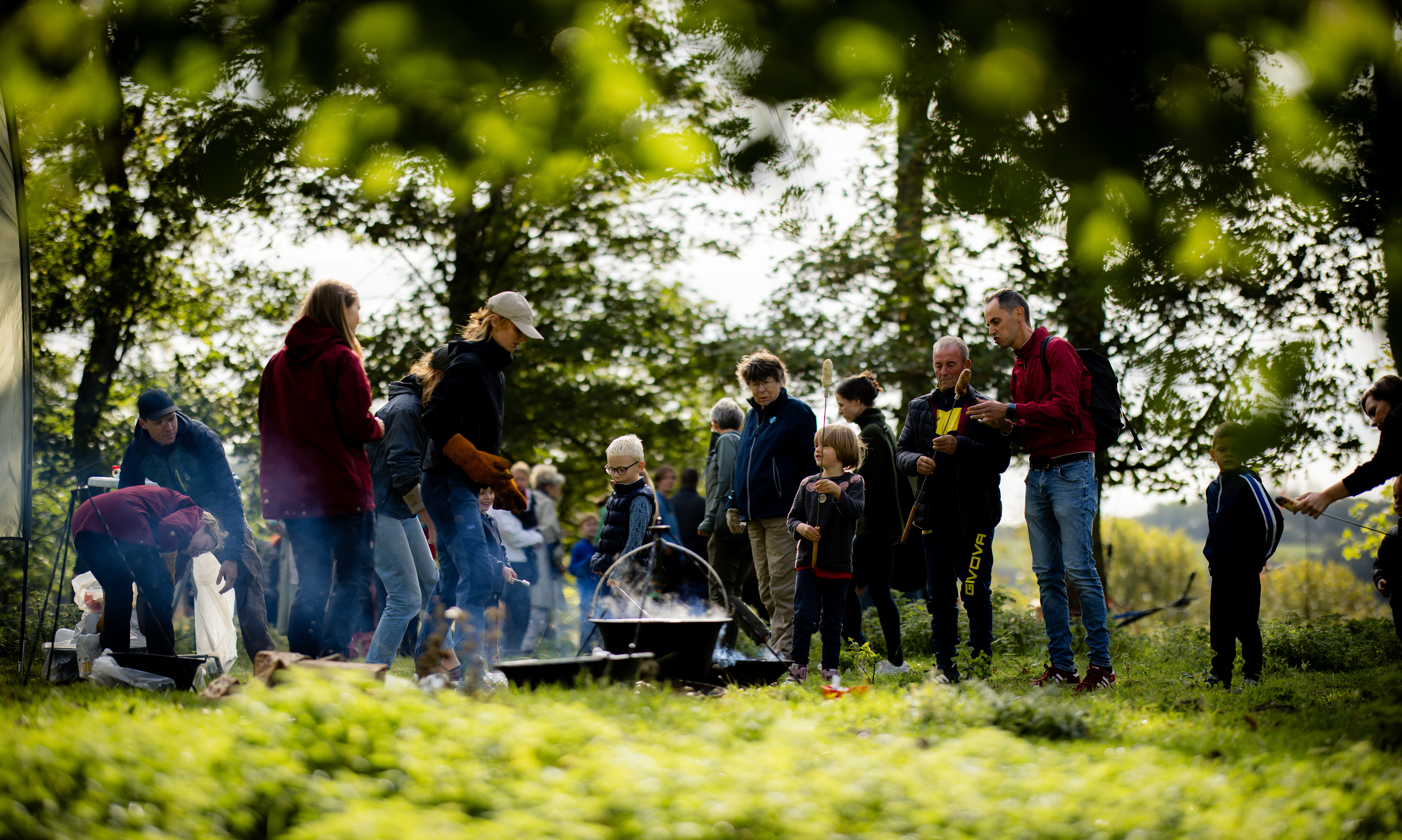 Børn og voksne laver bålmåd til Grøn Familiedag i Halkær