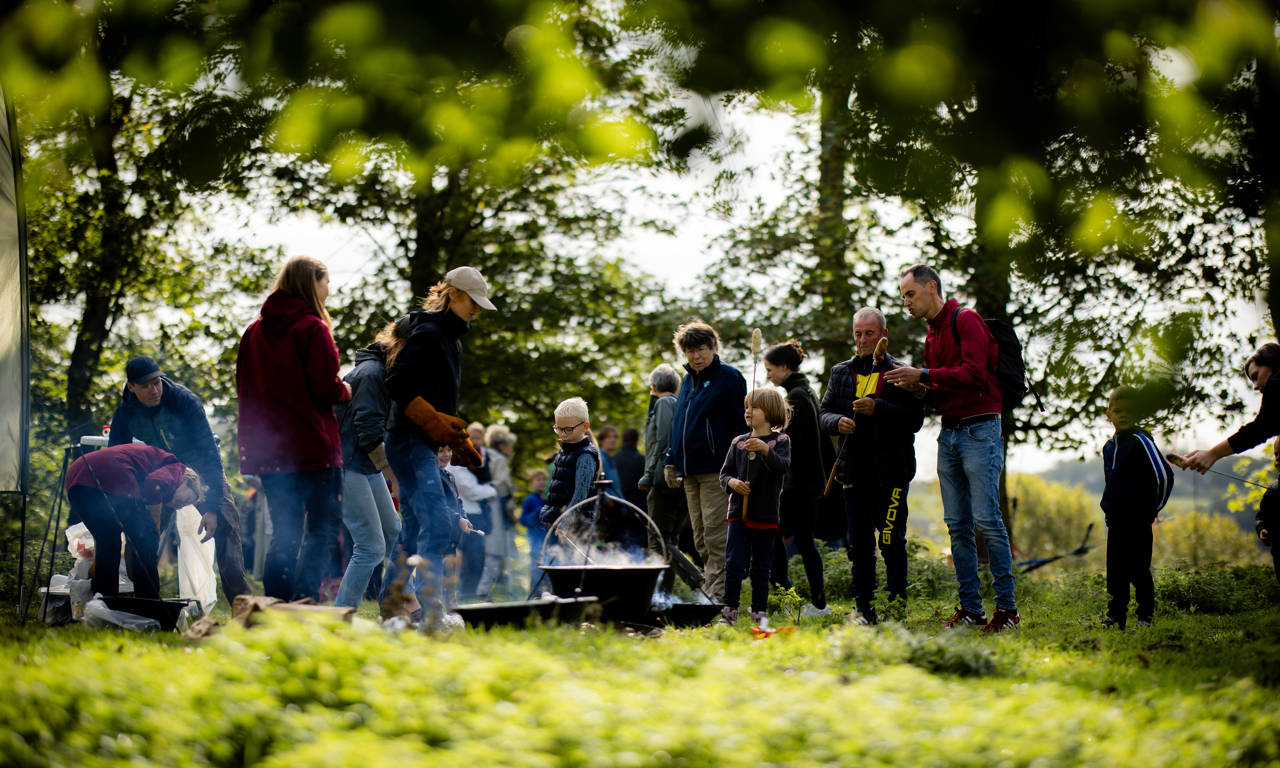 Børn og voksne laver bålmåd til Grøn Familiedag i Halkær