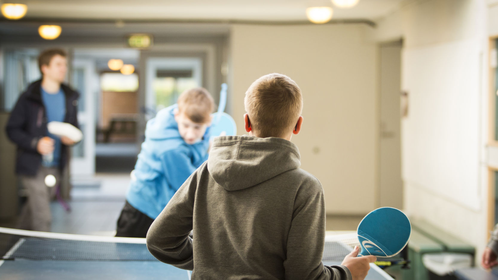 Unge drenge spiller bordtennis