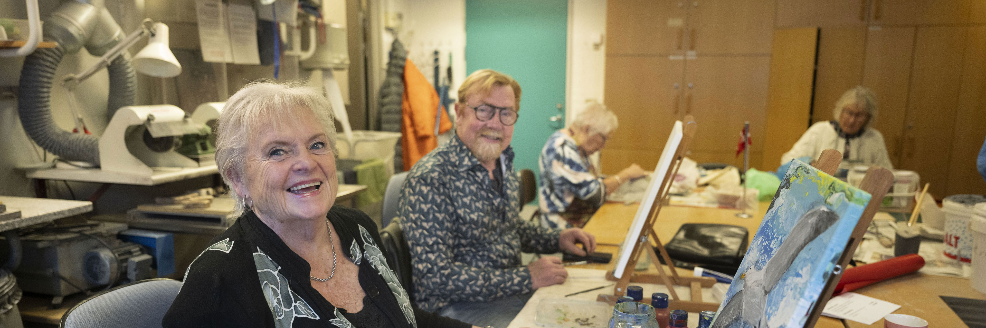 En kvinde og en herre maler på lærred