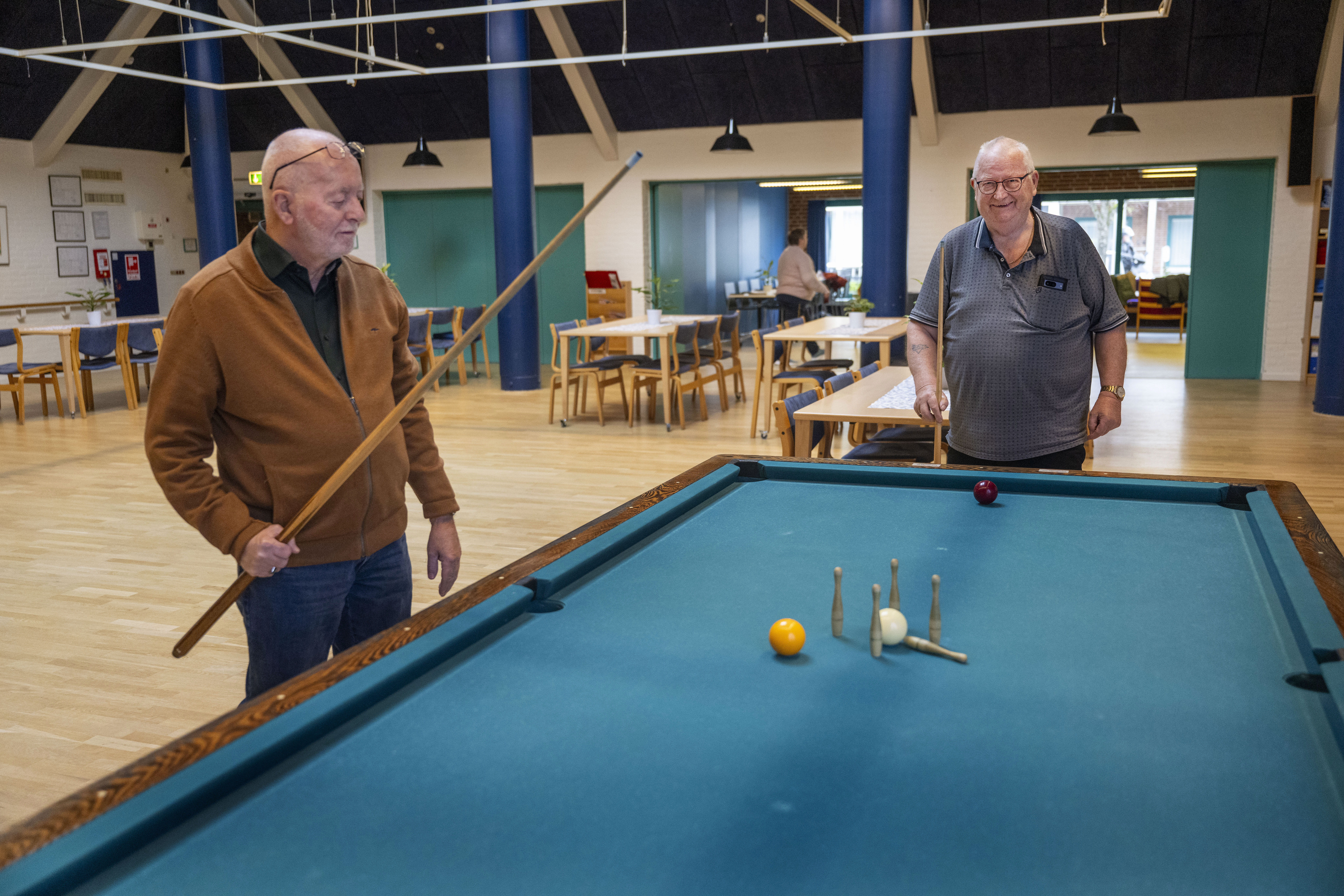 To herrer spiller billard