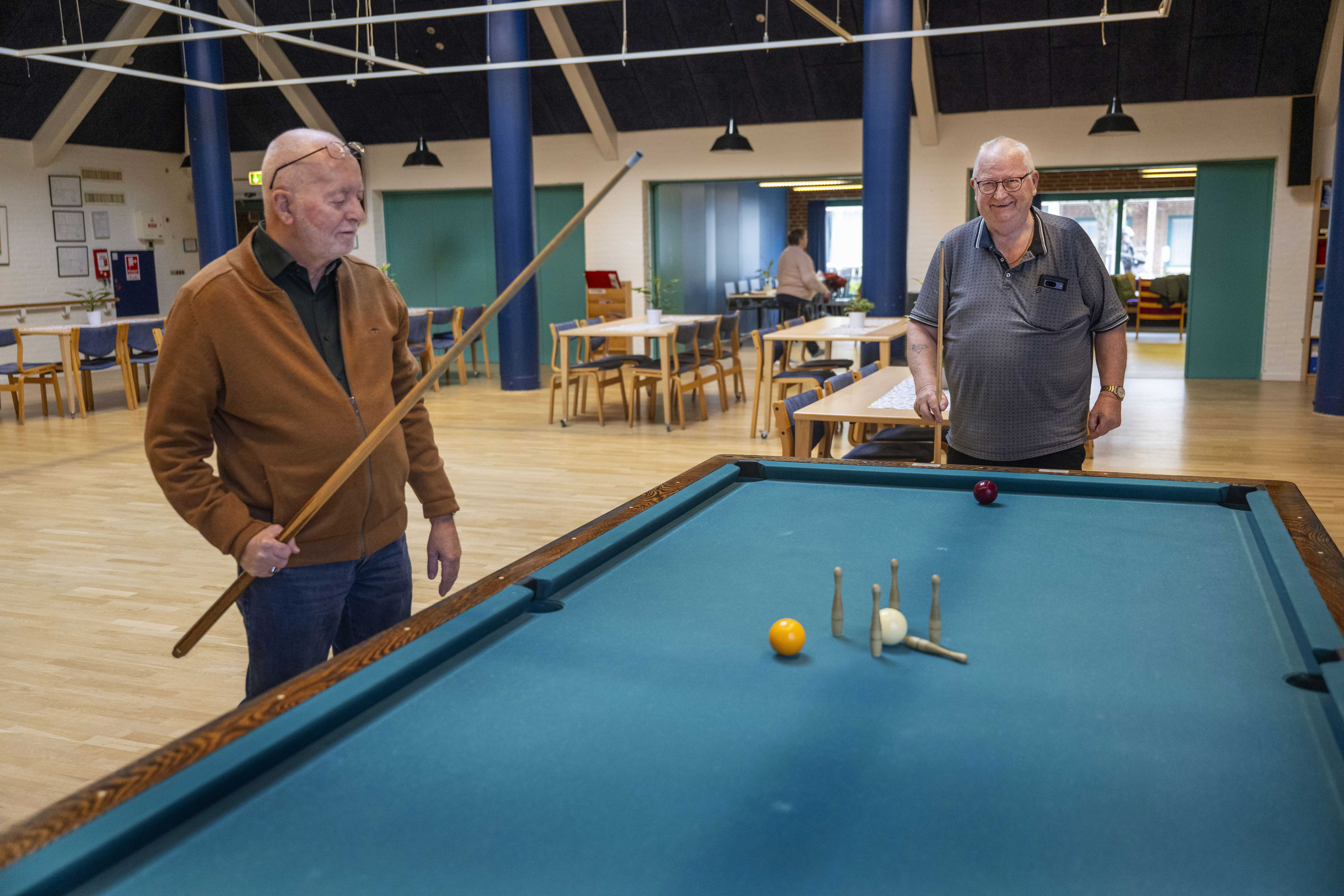 To herrer spiller billard