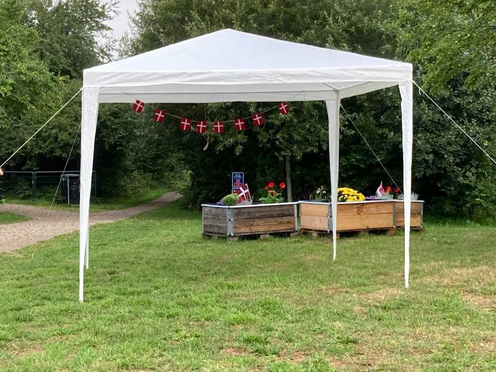 et hvidt telt med en hvid baldakin