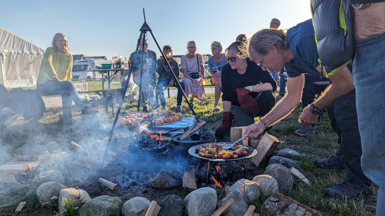 Bålmad med æg og tomater ved Hou