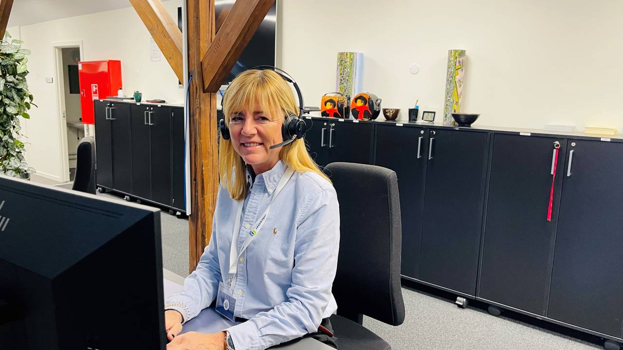 Socialrådgiver Helle sidder på kontor