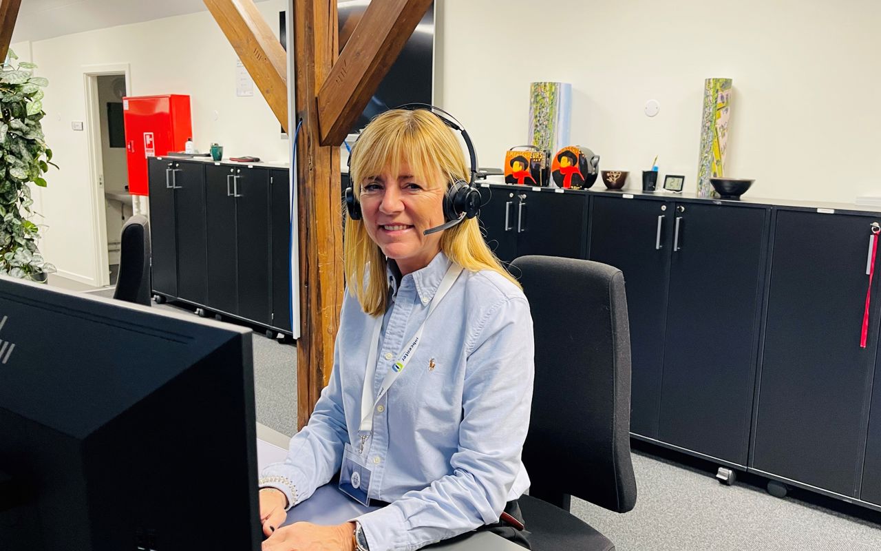 Socialrådgiver Helle sidder på kontor