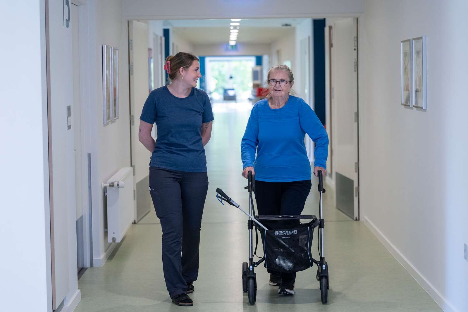 Ergoterapeut og borger går på gang