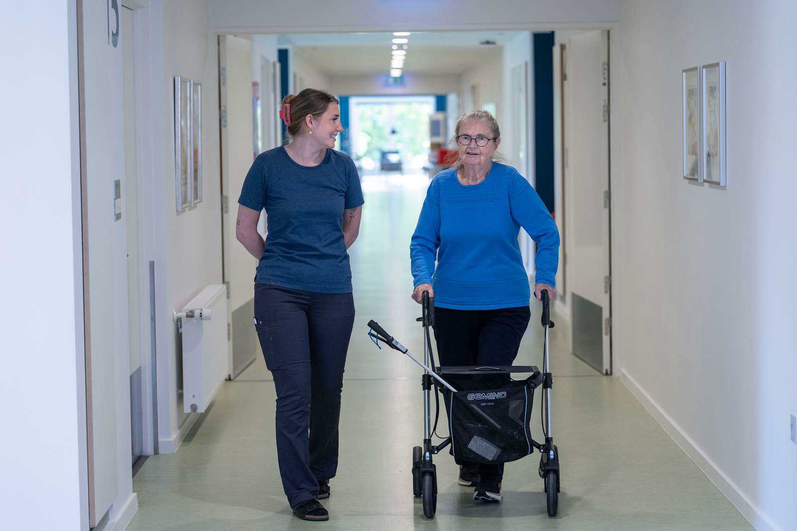 Ergoterapeut og borger går på gang