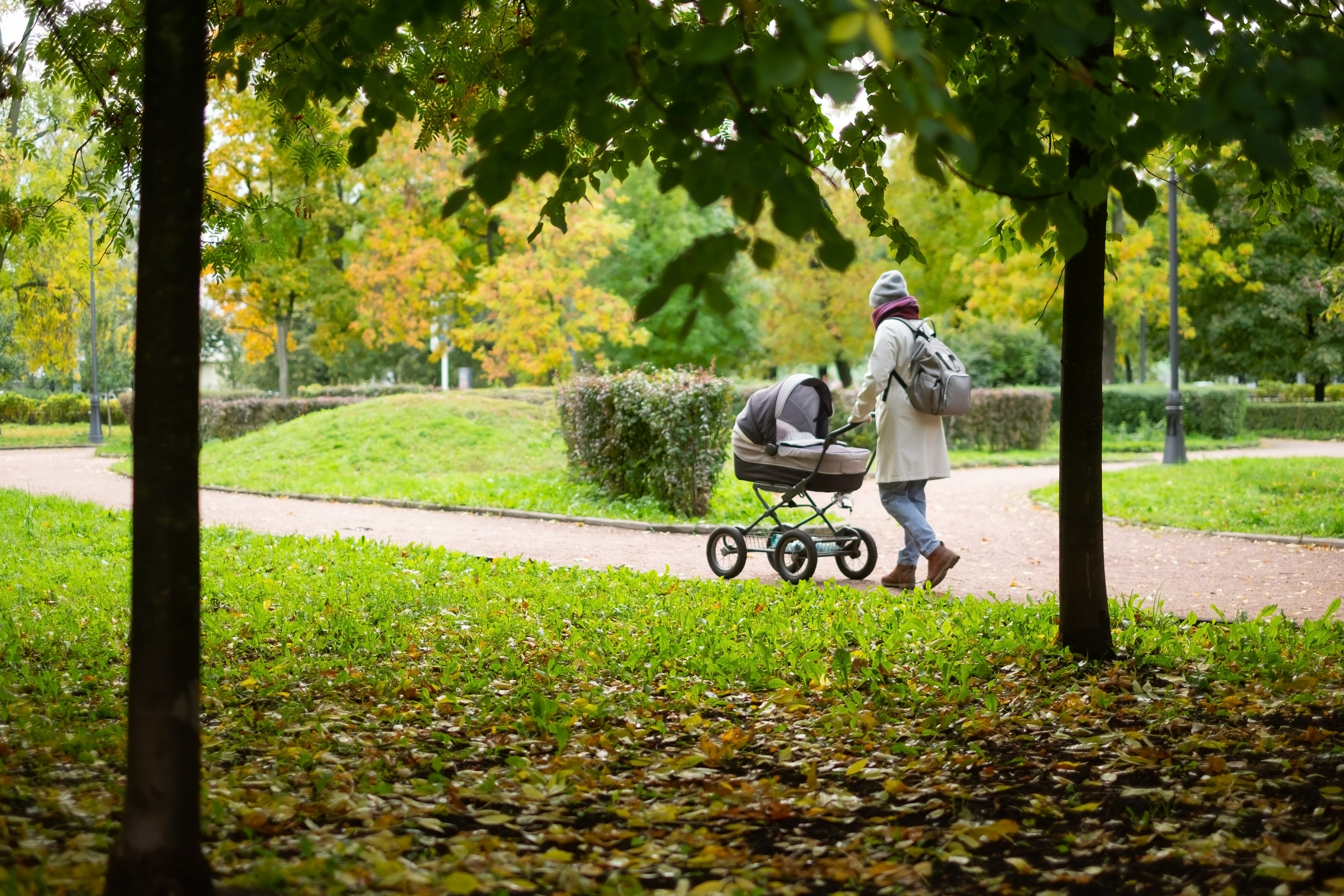 Kvinde der går med barnevogn