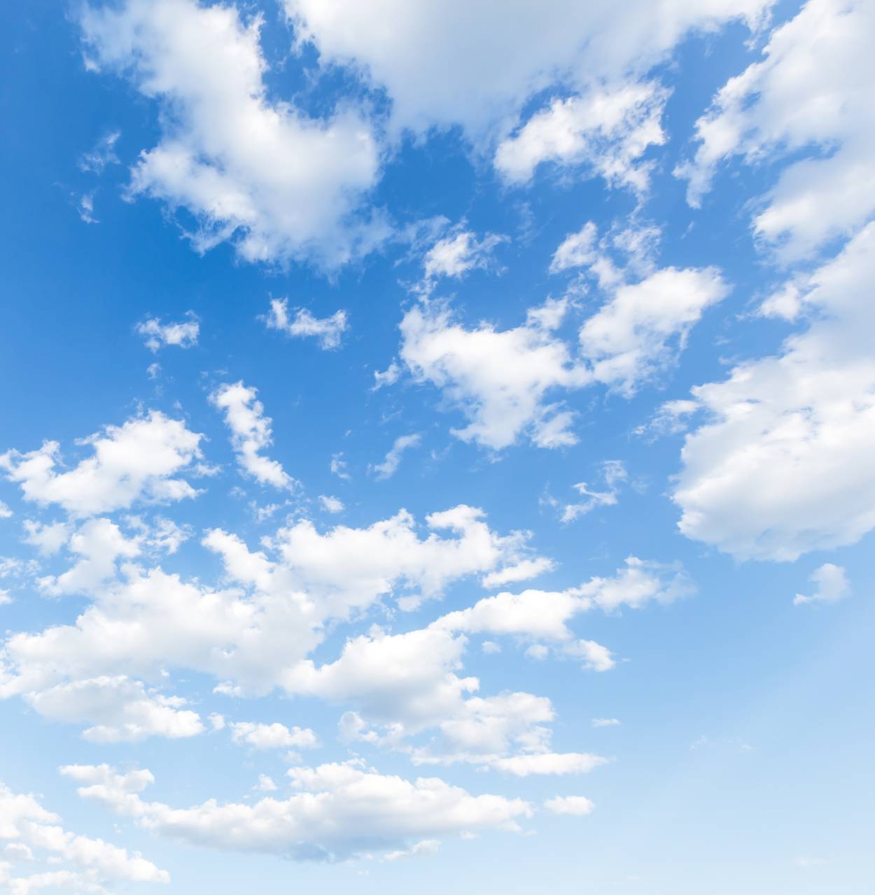 Blå himmel med hvide skyer