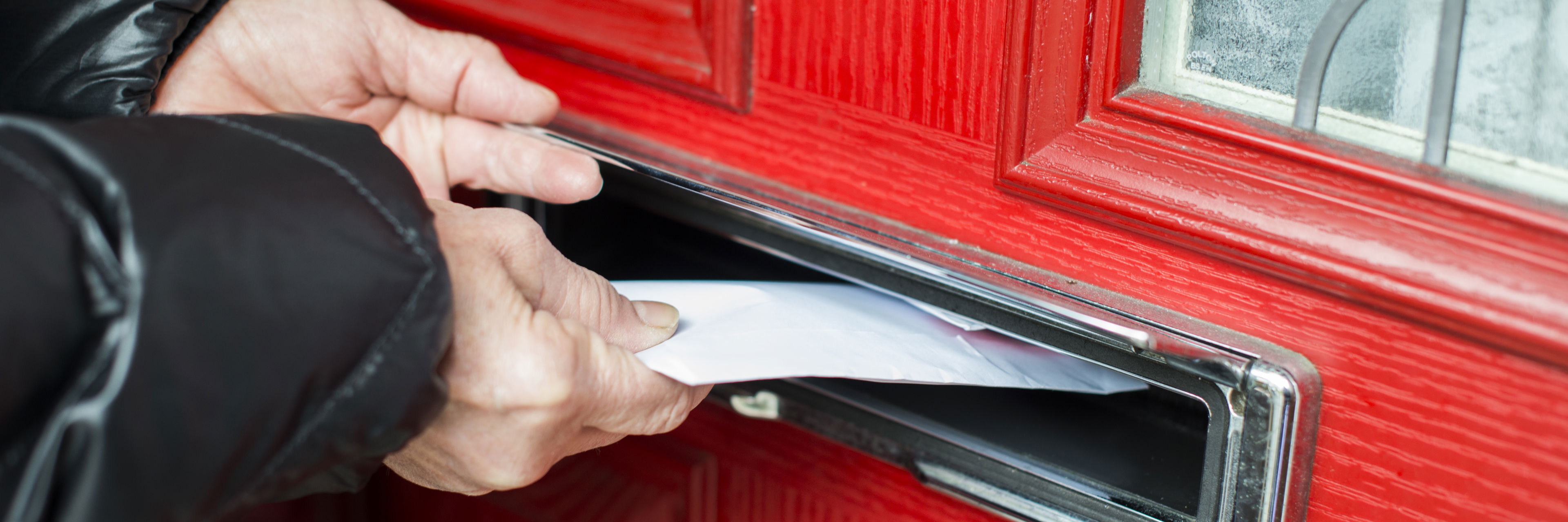 Brev der bliver puttet i brevsprække