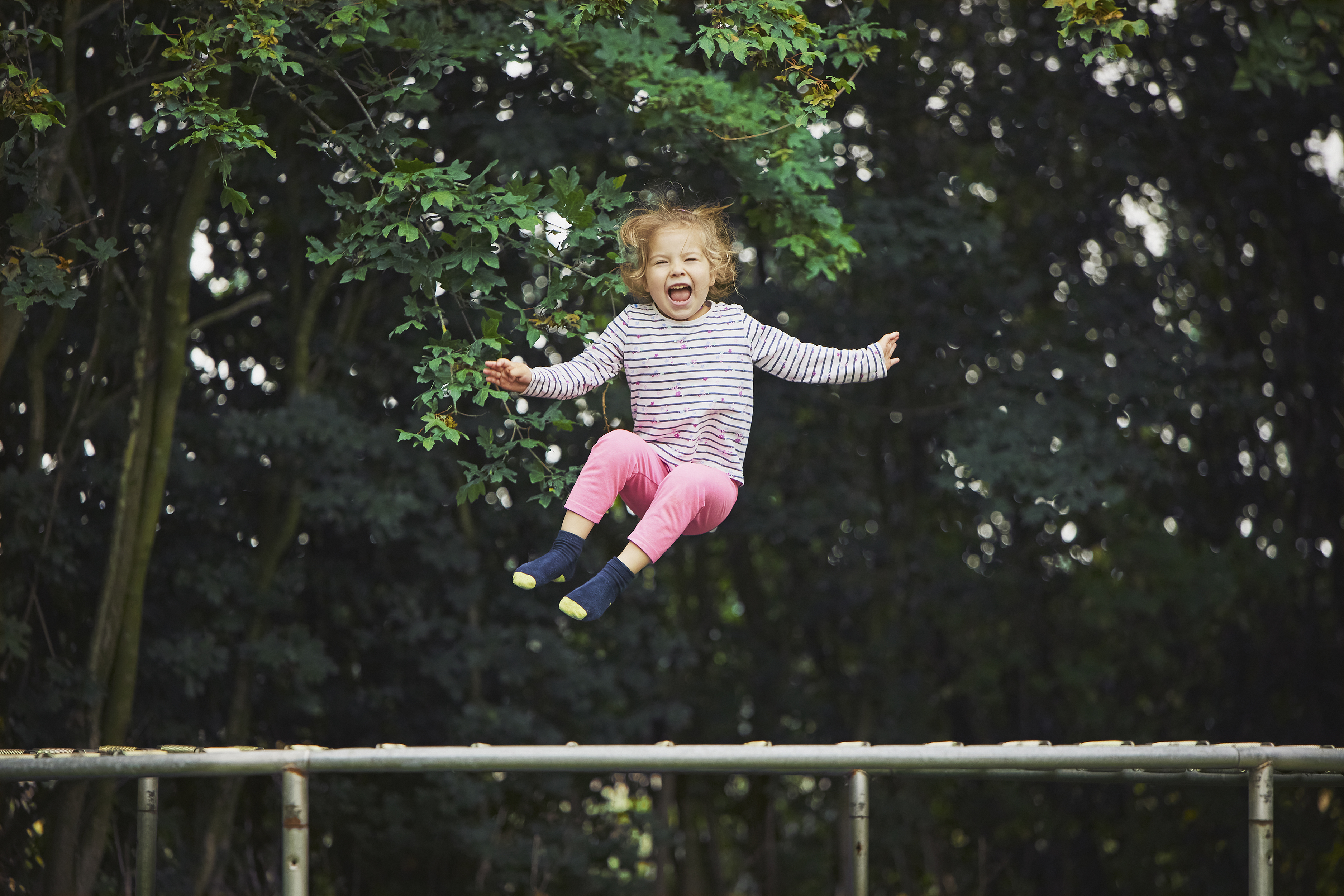 Pige hopper på trampolin