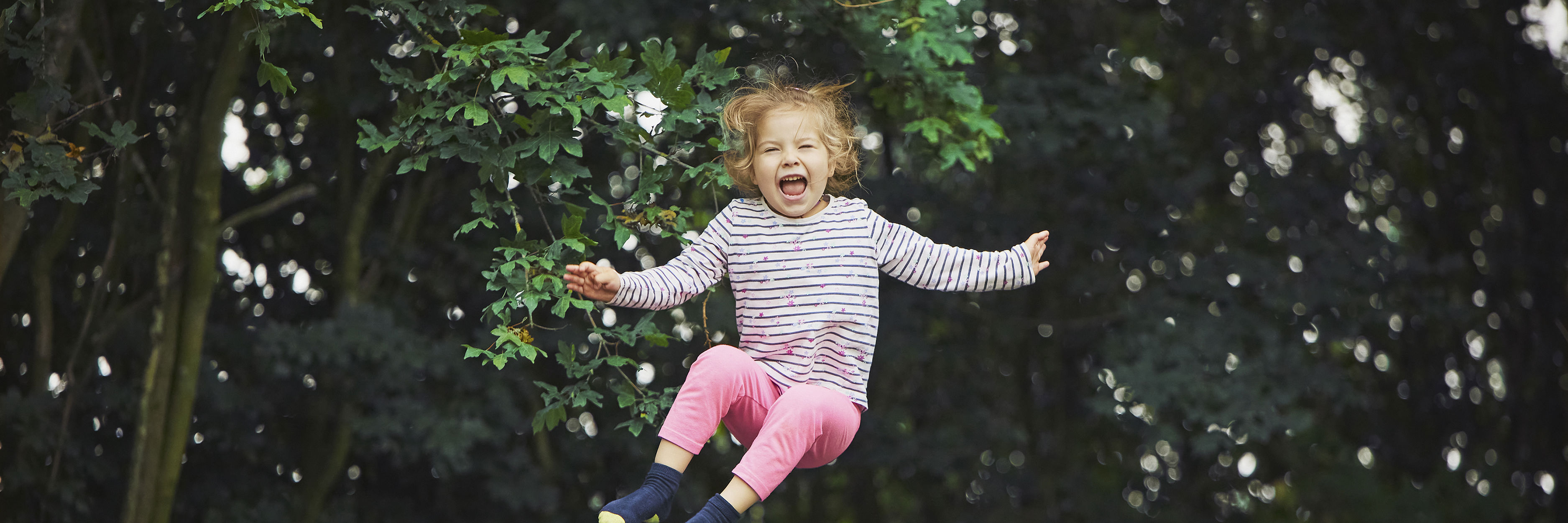 Pige hopper på trampolin