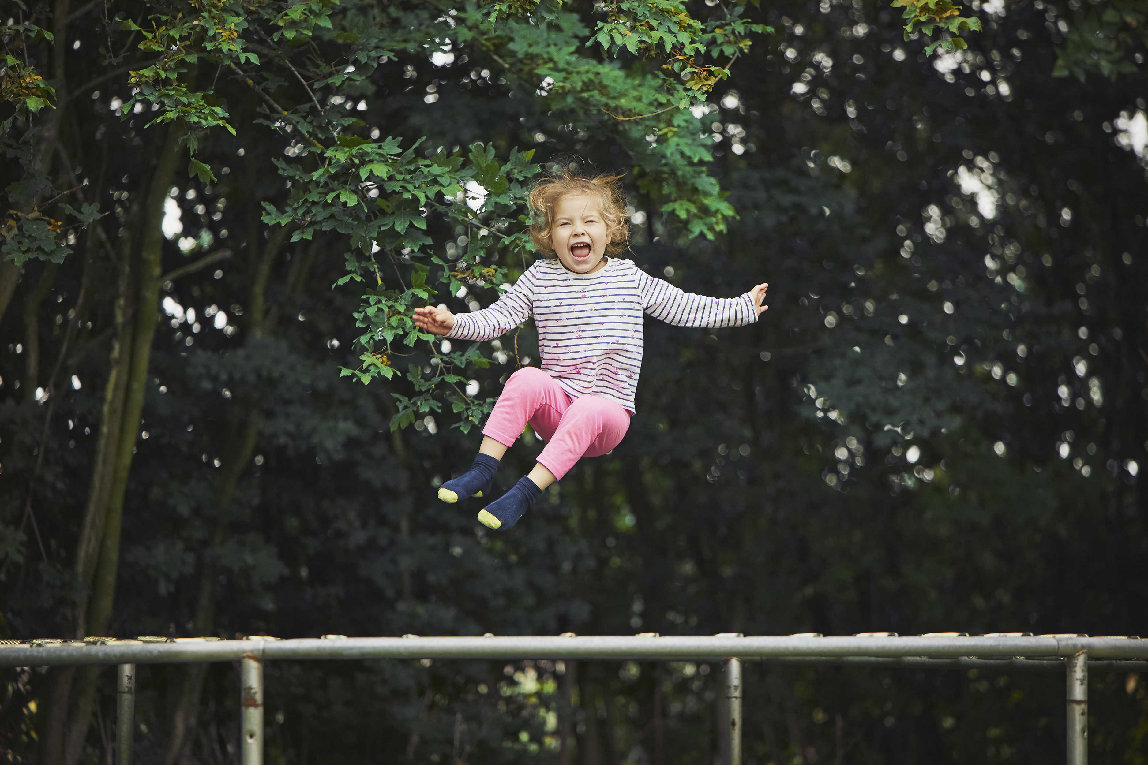 Pige hopper på trampolin