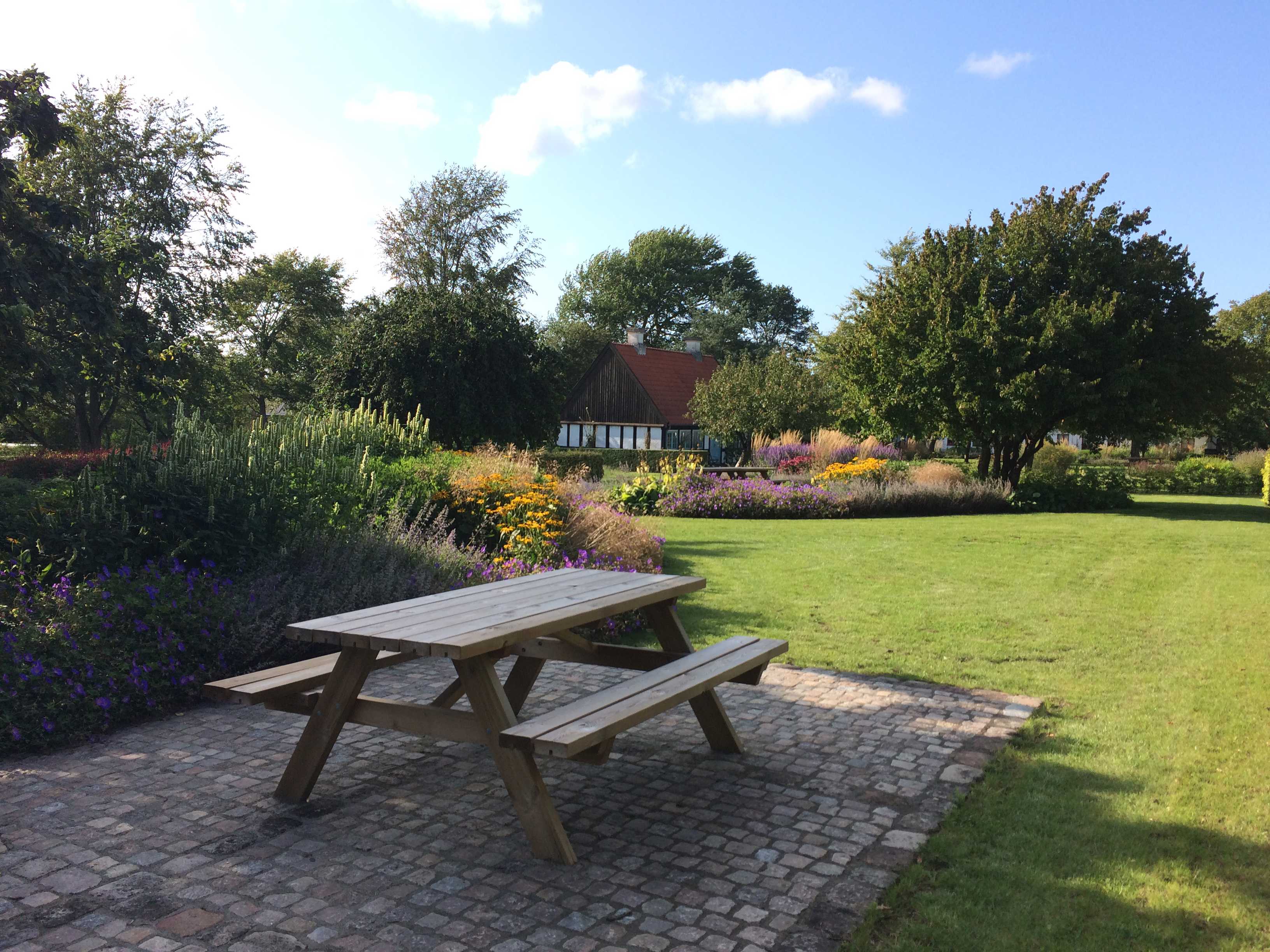 Bord-bænkesæt i Urtehaven