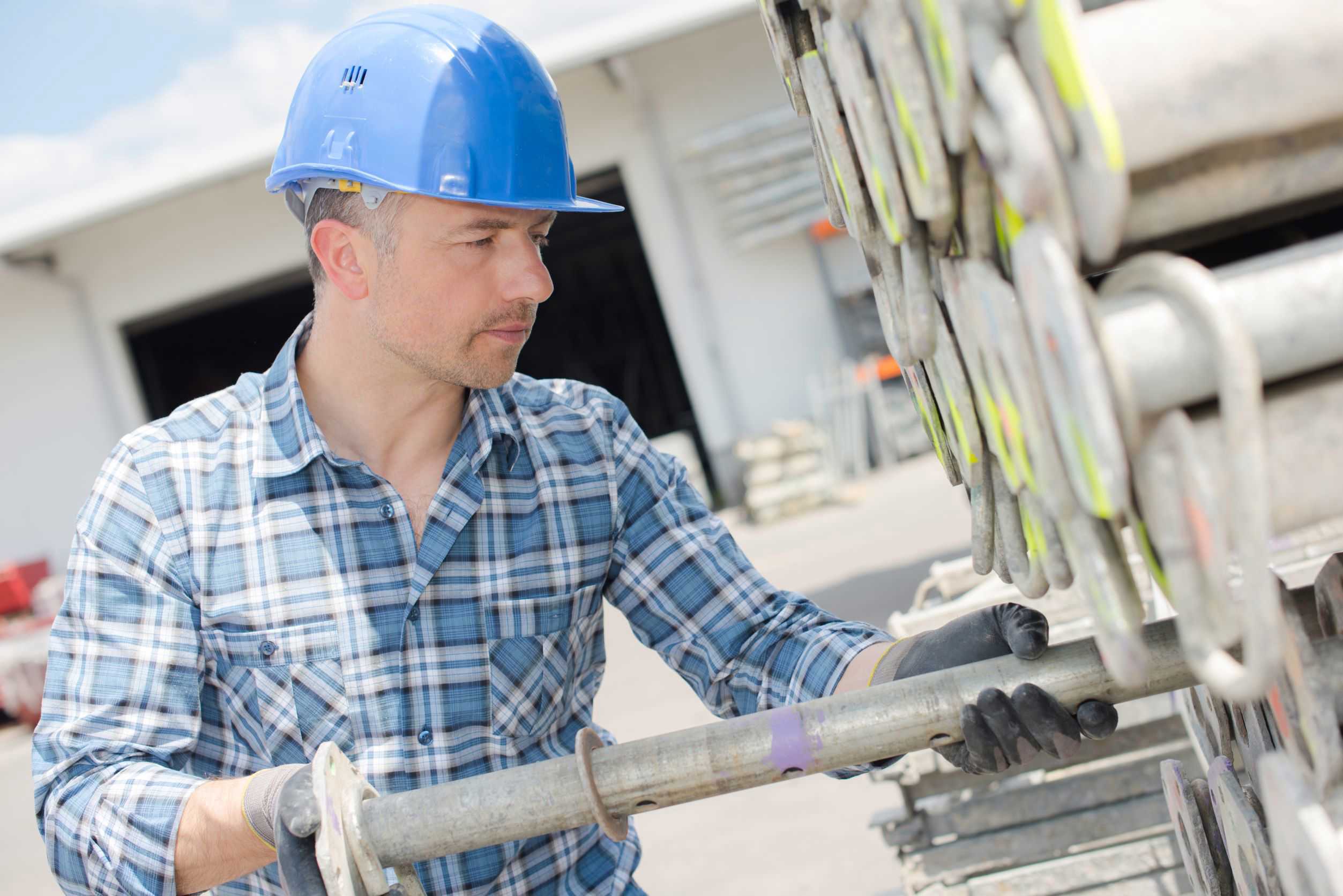 Mand med sikkerhedshjelm på en byggeplads