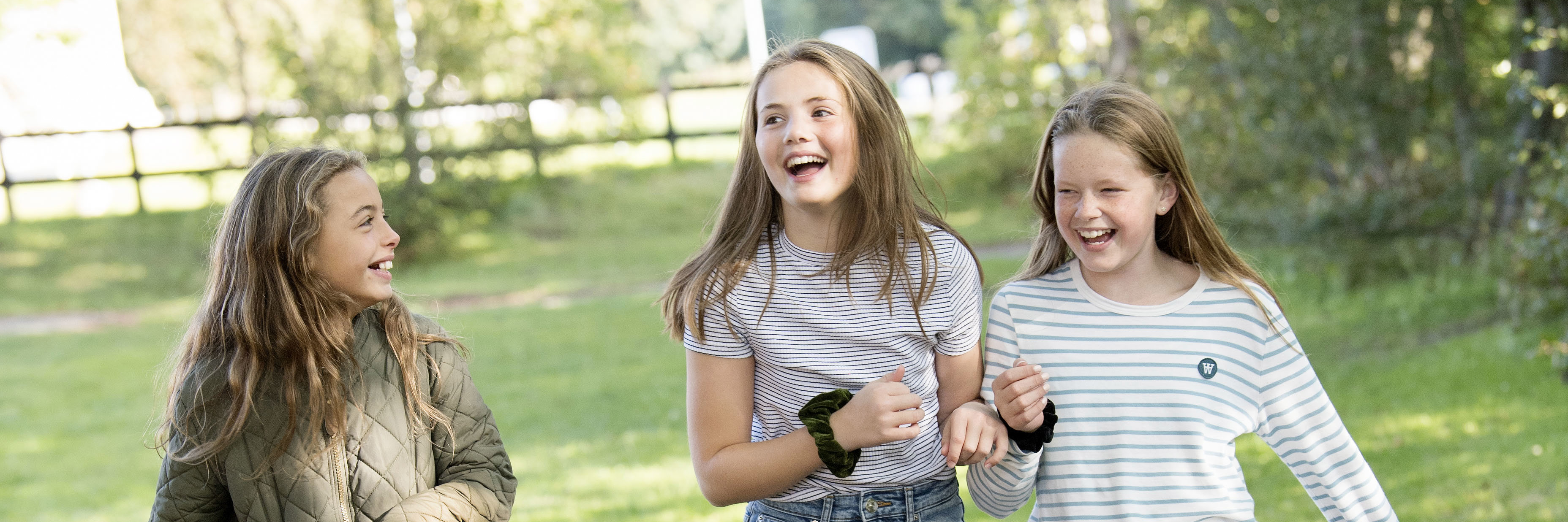 Tre piger der går udenfor