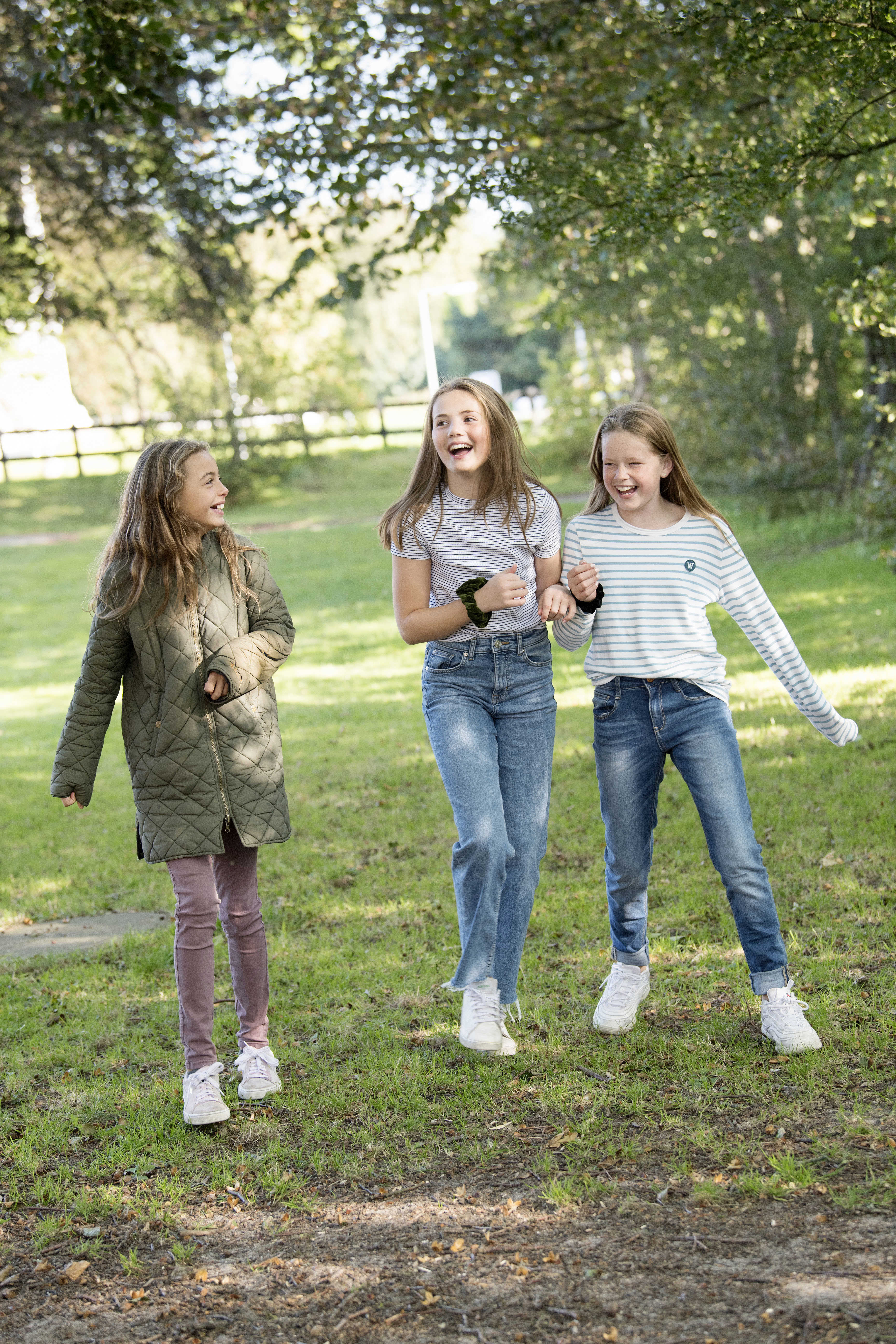 Tre piger der går udenfor