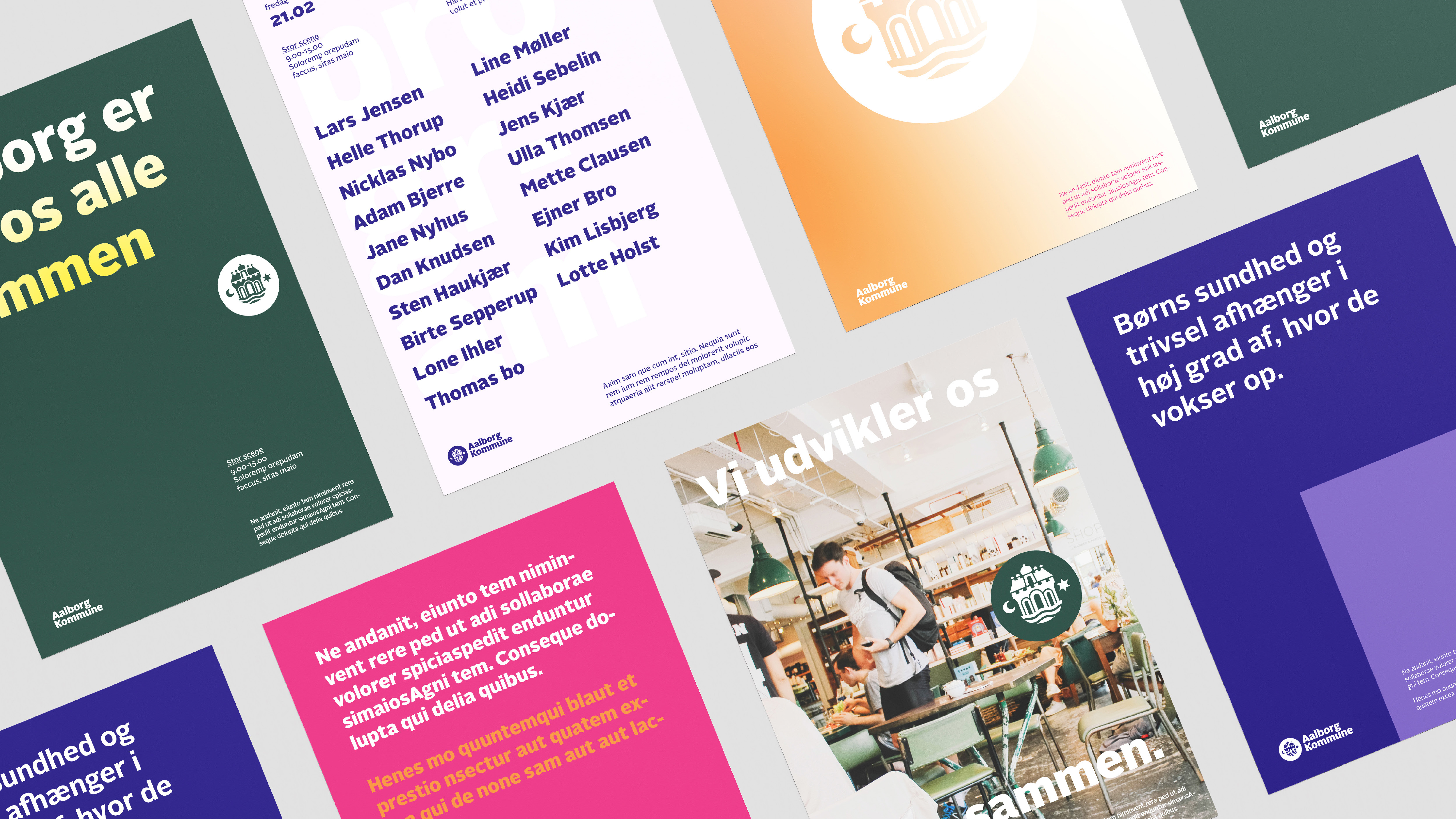 Inspiration til hvordan man kan bruge forskellige farvekombinationer og forskellige typer udtryk på foldere, programmer, plakater og lignende, når man arbejder med  Aalborg Kommunes designlinje. På mockuppet ses 8 eksempler delvist, for at give et overordnet indtryk af designlinjens mange muligheder