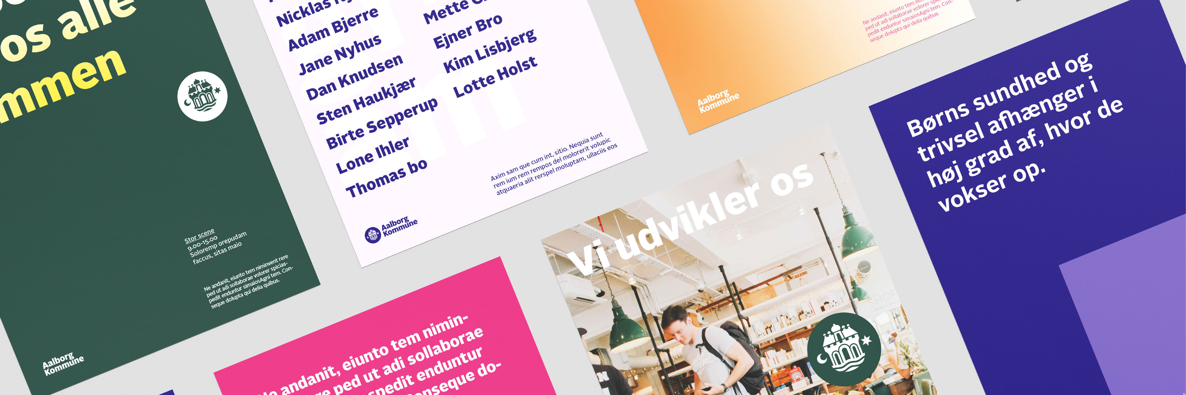 Inspiration til hvordan man kan bruge forskellige farvekombinationer og forskellige typer udtryk på foldere, programmer, plakater og lignende, når man arbejder med Aalborg Kommunes designlinje. På mockuppet ses 8 eksempler delvist, for at give et overordnet indtryk af designlinjens mange muligheder