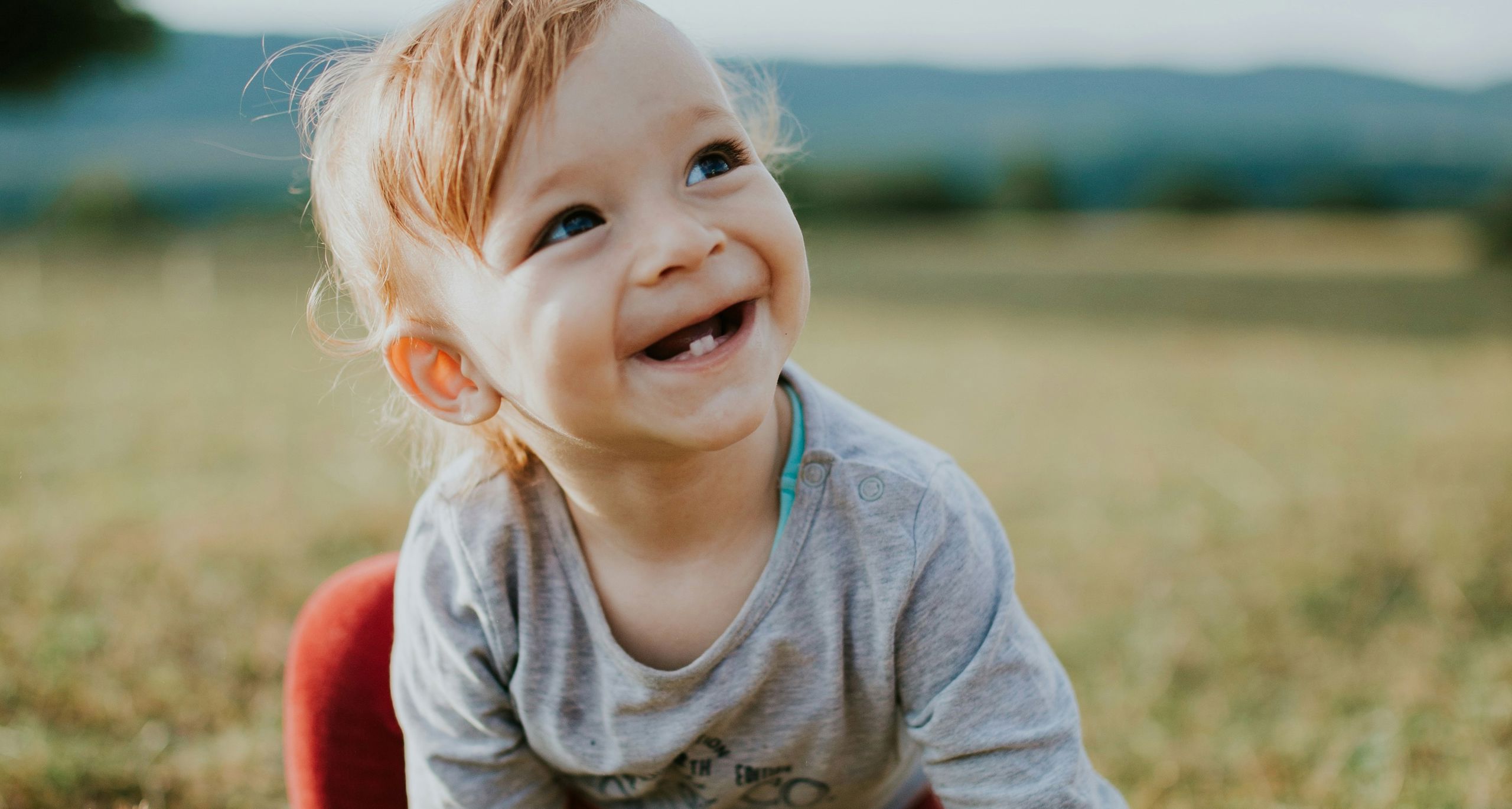 De første tænder på lille barn