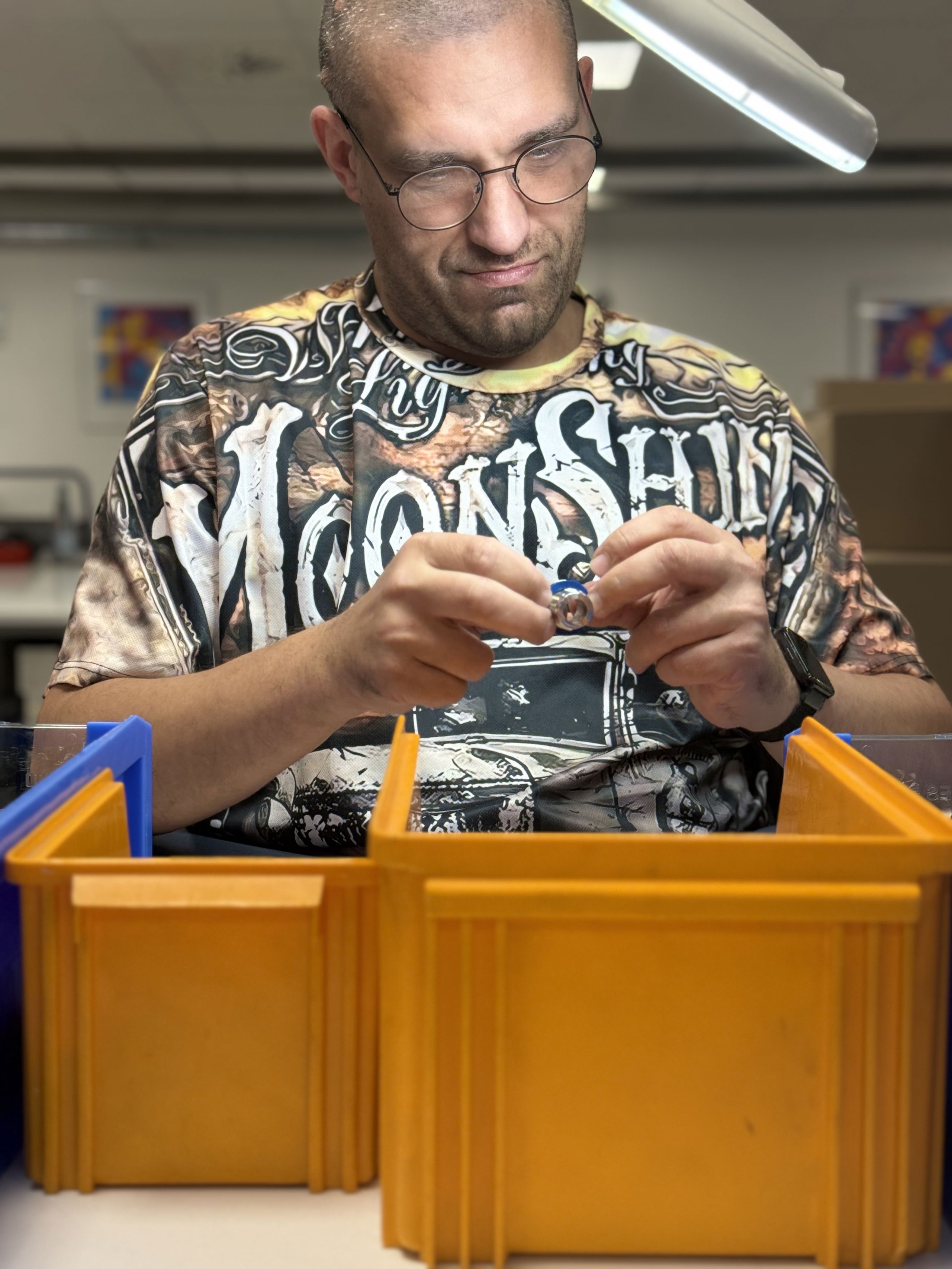 Mand holder et lille stykke metal