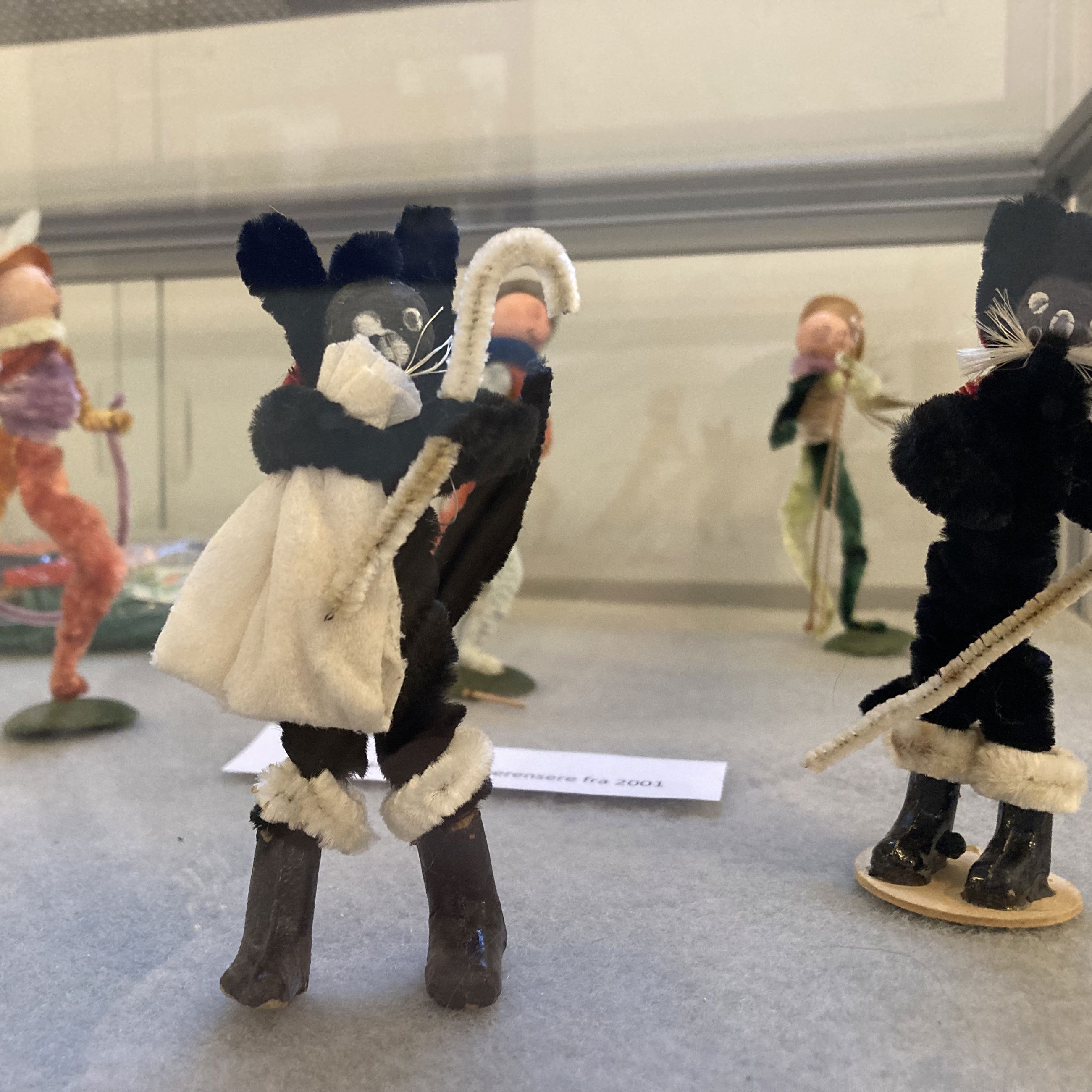 Gammel fastelavnspynt med figurer af piberensere.