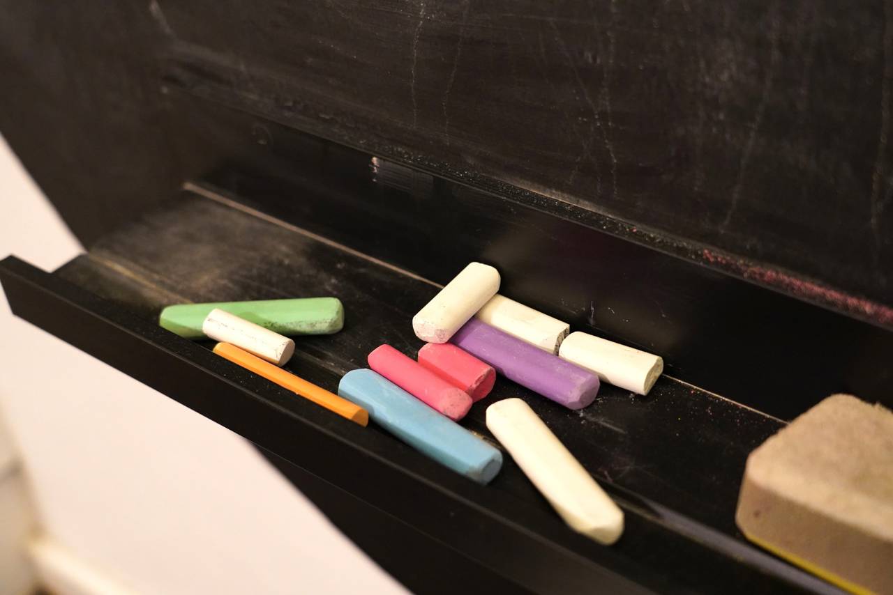 kridt, der ligger på en tavle