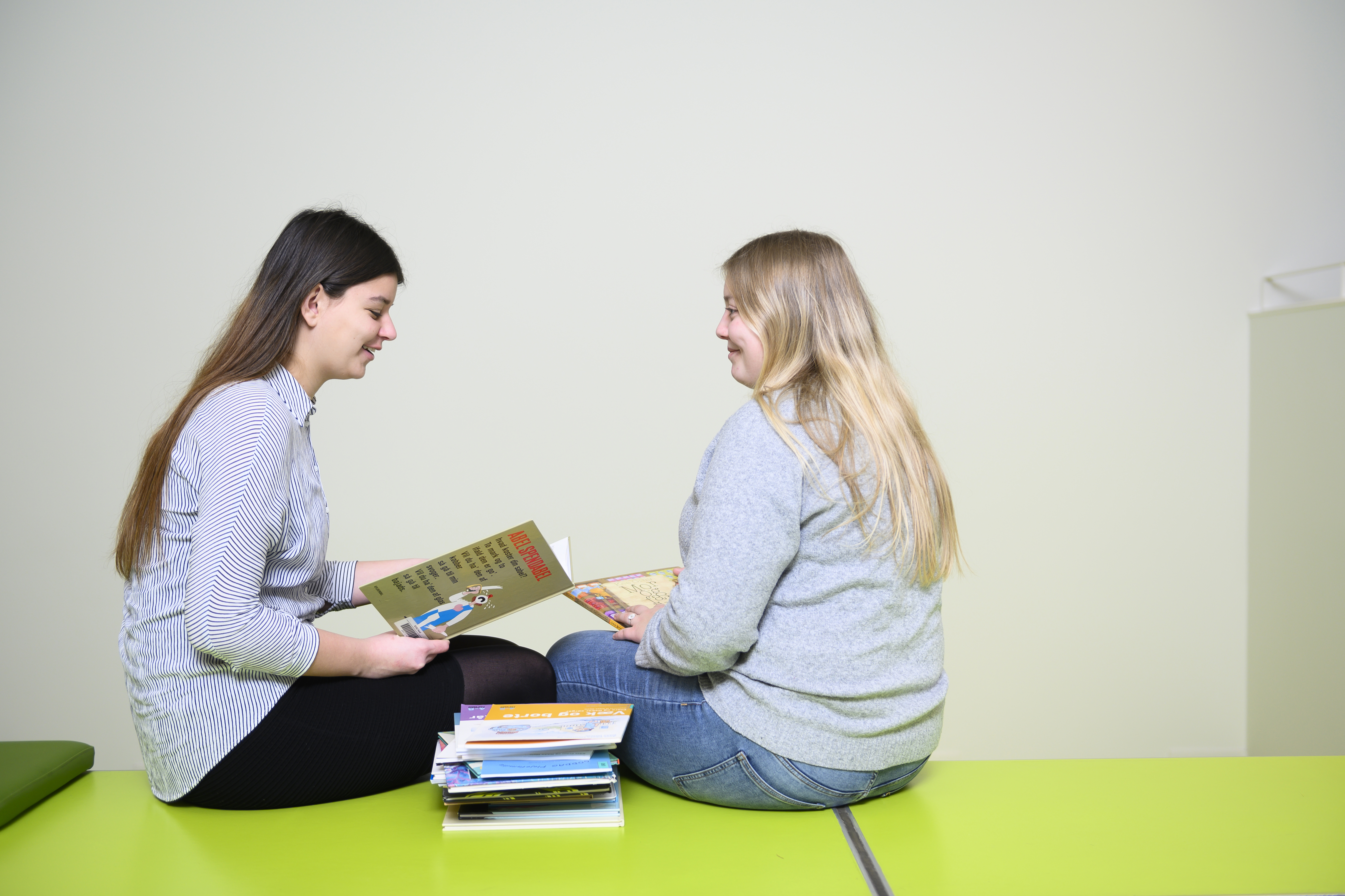 To pædagogisk assistent elever sidder sammen